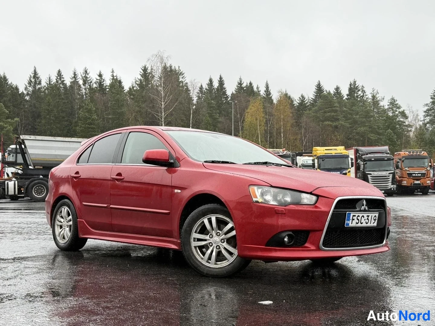 Punainen Mitsubishi Lancer 2010, etuviisto, keula oikealle, kuva 2
