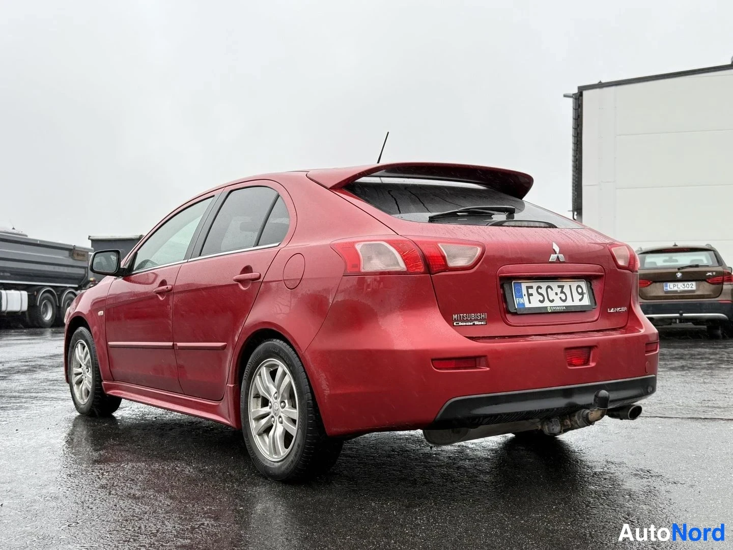 Punainen Mitsubishi Lancer 2010, takaviisto, kuva 4