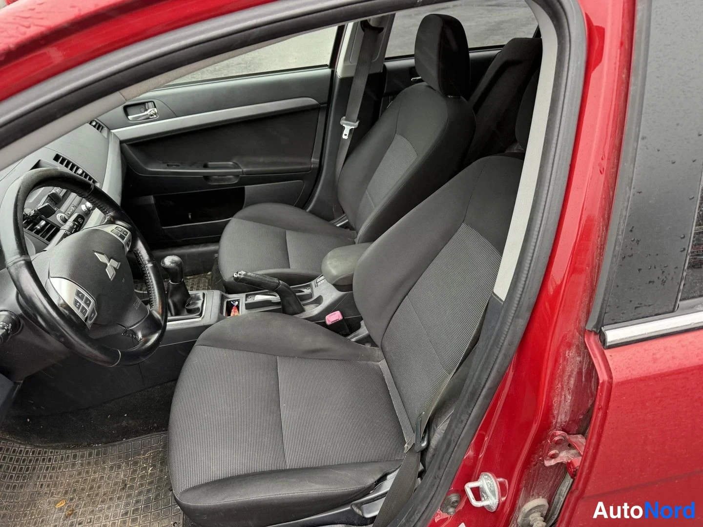 Punainen Mitsubishi Lancer 2010, ohjaamo, kuva 5
