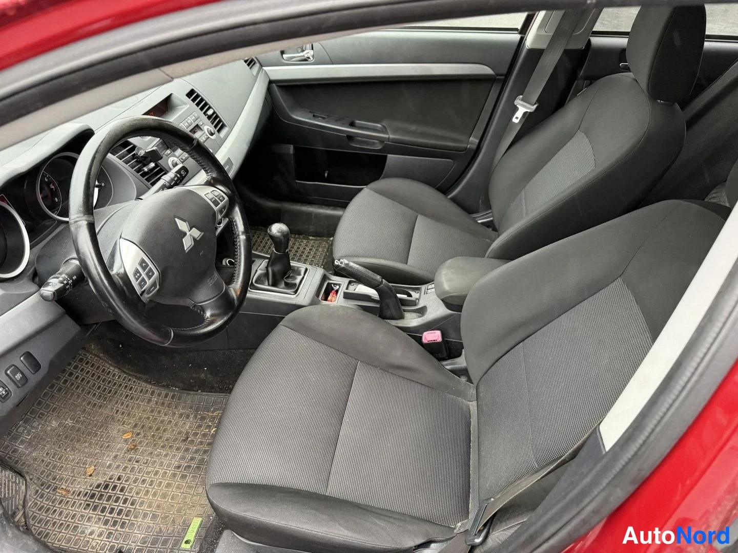 Punainen Mitsubishi Lancer 2010, etuistuimet, kuva 8
