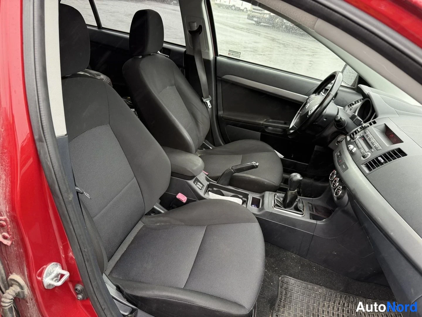 Punainen Mitsubishi Lancer 2010, etuistuimet, kuva 9