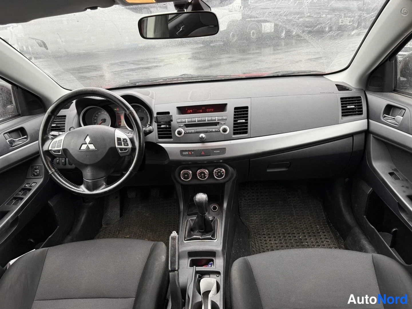 Punainen Mitsubishi Lancer 2010, ohjaamo, kuva 7