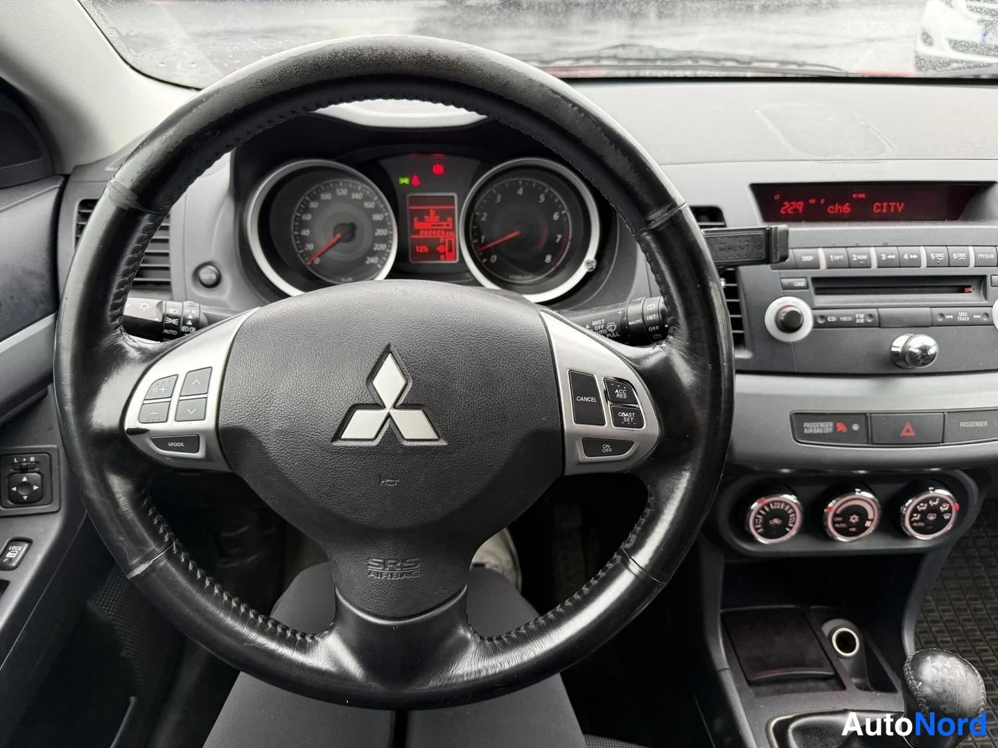 Punainen Mitsubishi Lancer 2010, ohjaamo, kuva 6