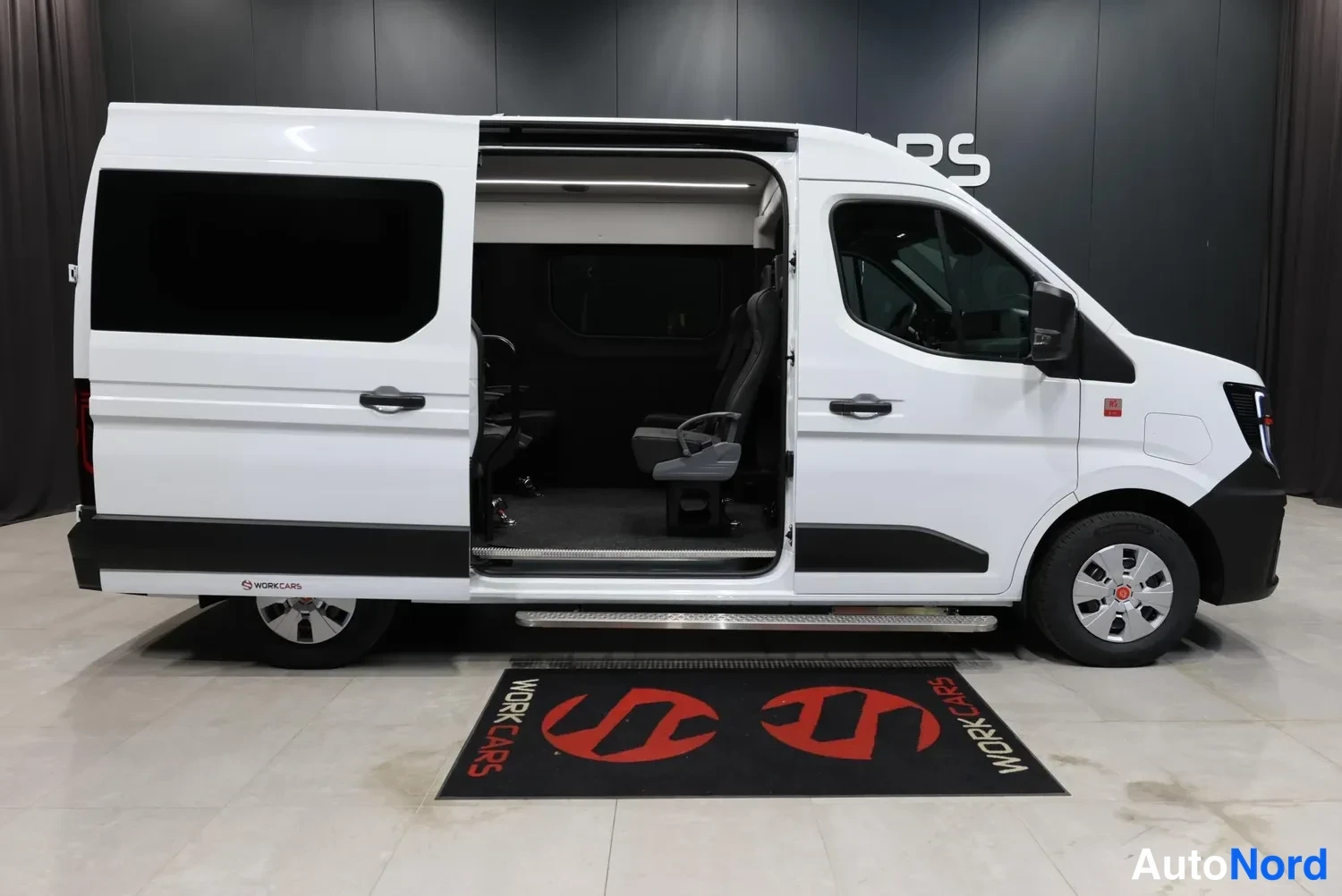 White Renault Master 2026, front three-quarter, nose to the right, photo 4