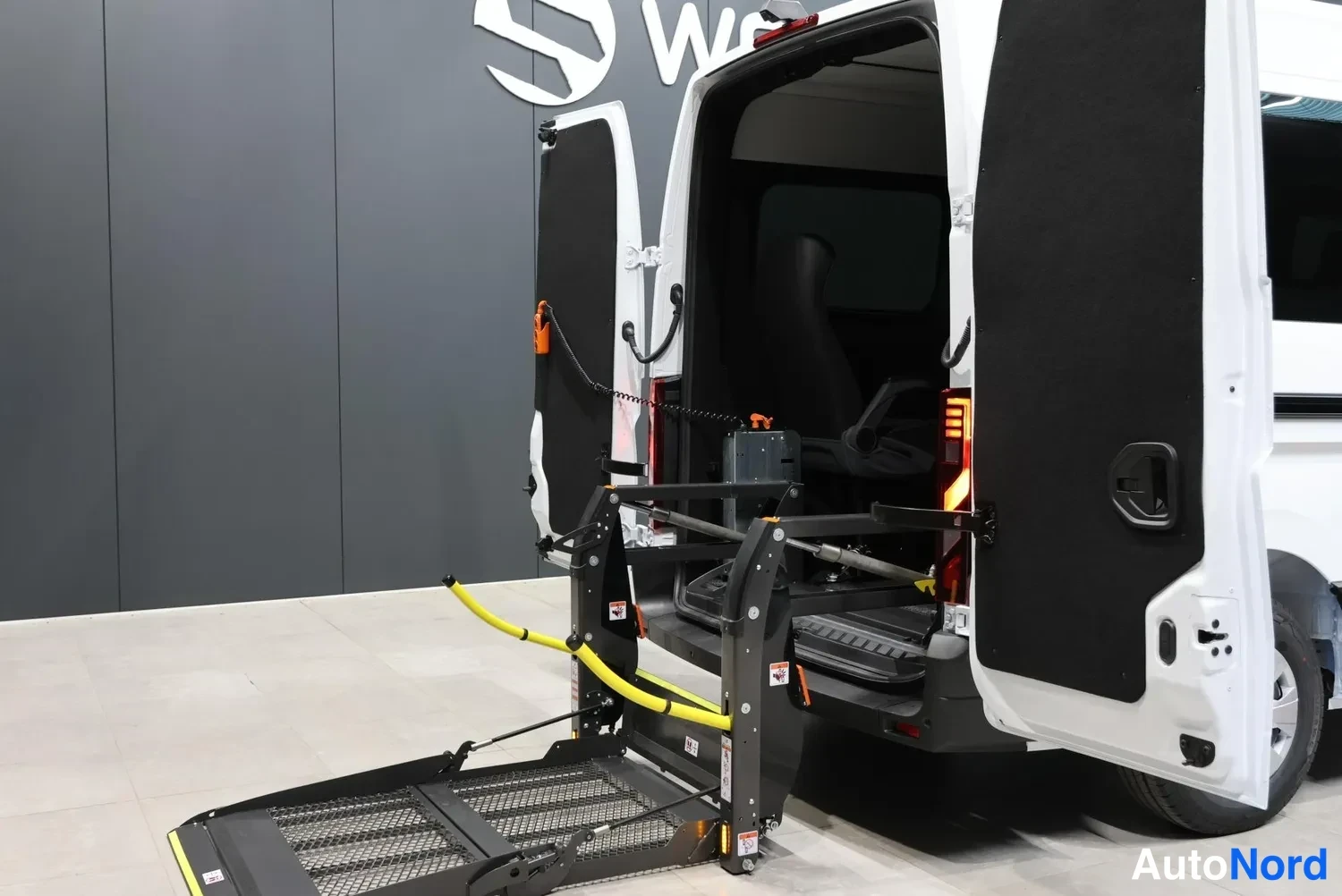 White Renault Master 2026, rear three-quarter, photo 11