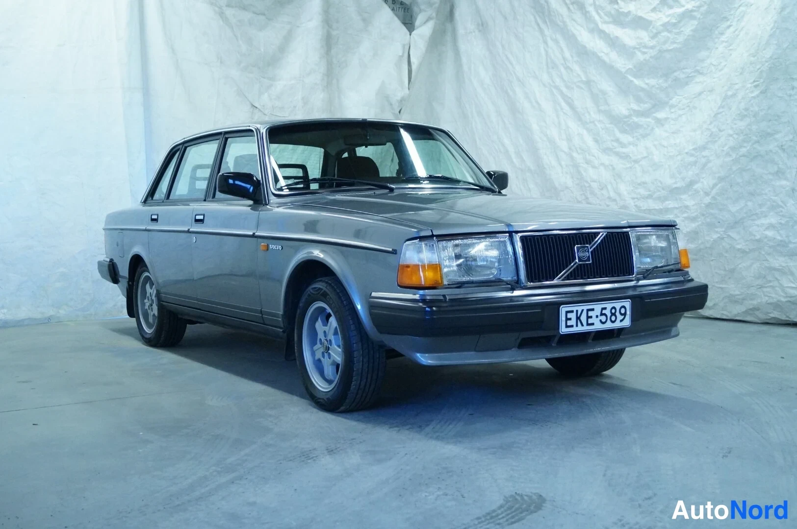 Harmaa Volvo 240 1989, etuviisto, keula oikealle, kuva 2