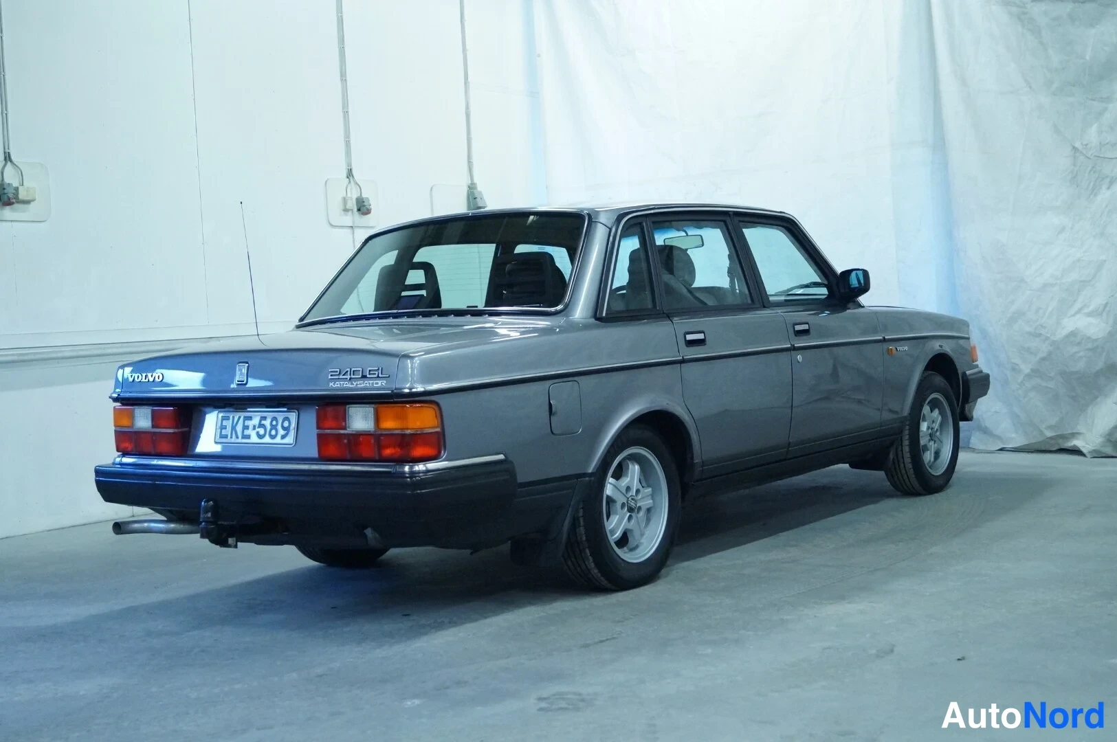 Harmaa Volvo 240 1989, takaviisto, kuva 3
