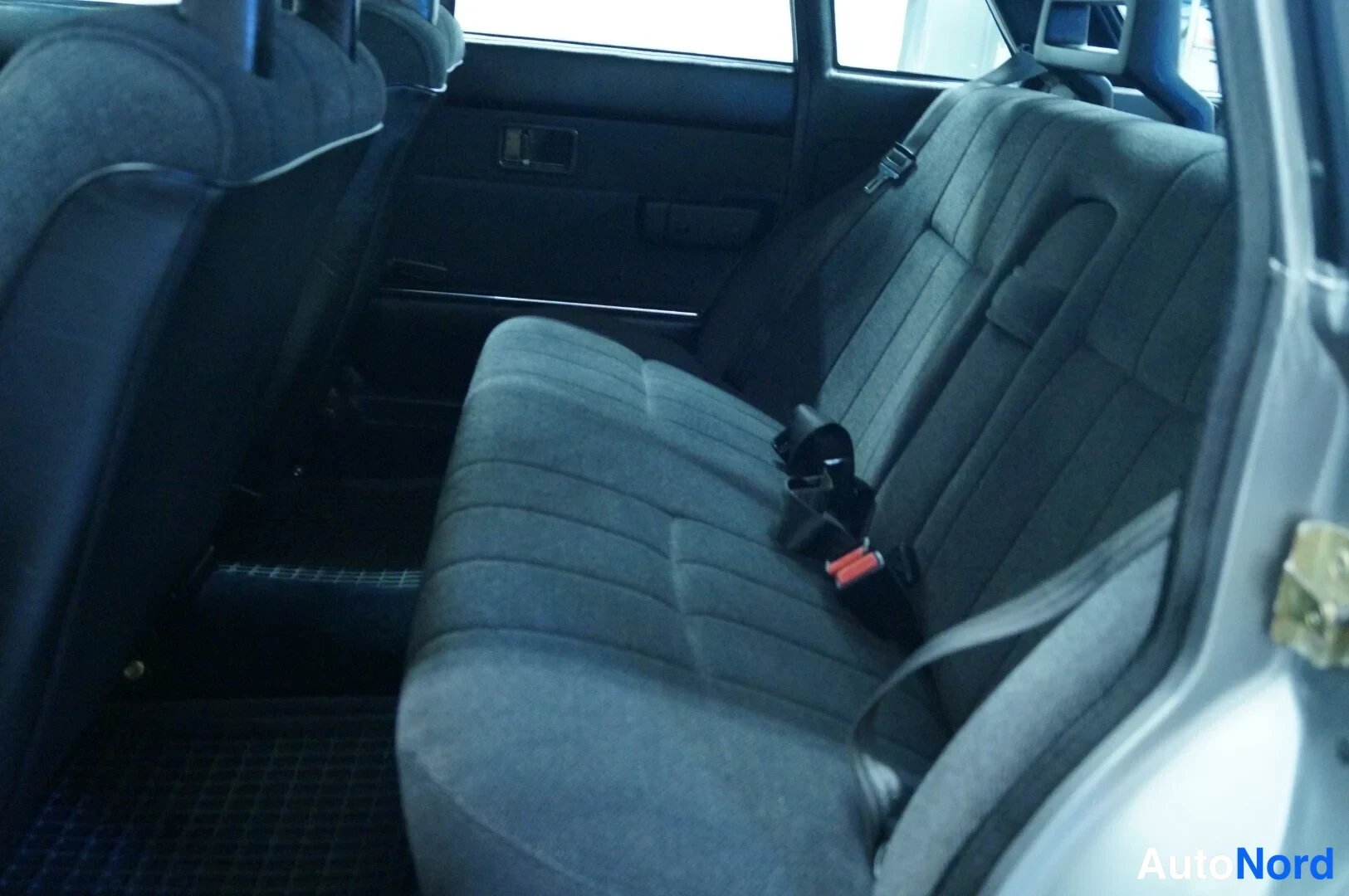 Harmaa Volvo 240 1989, takaistuimet, kuva 9