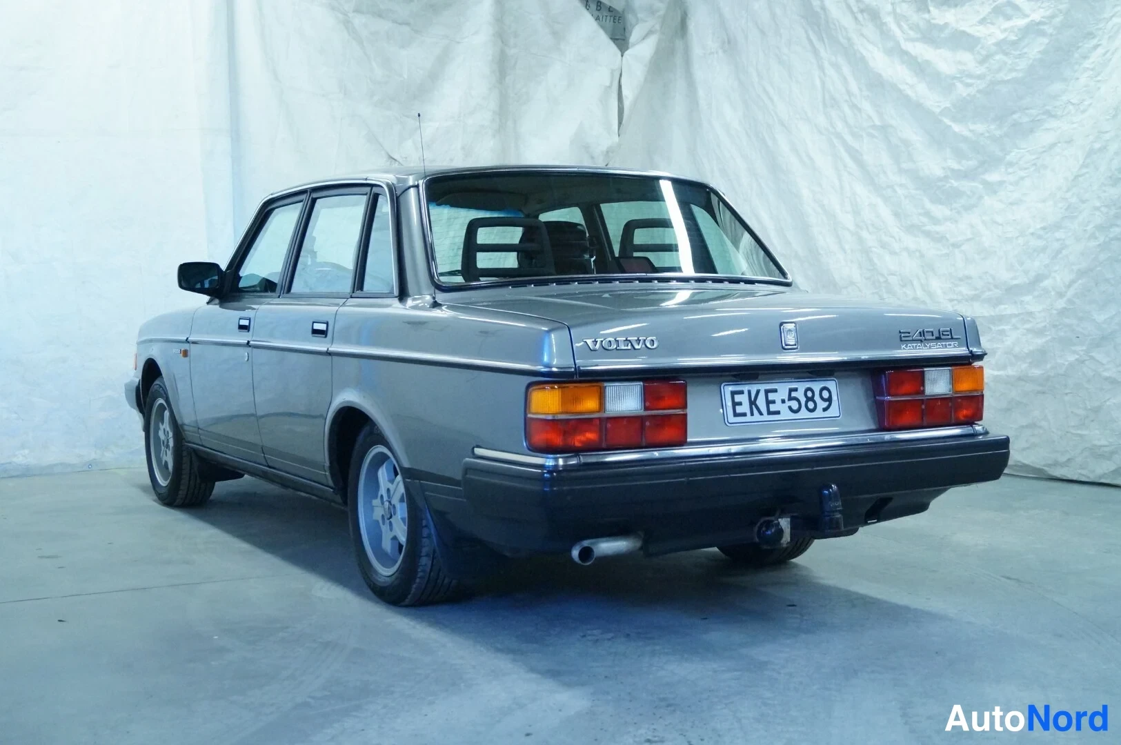 Harmaa Volvo 240 1989, takaviisto, kuva 4