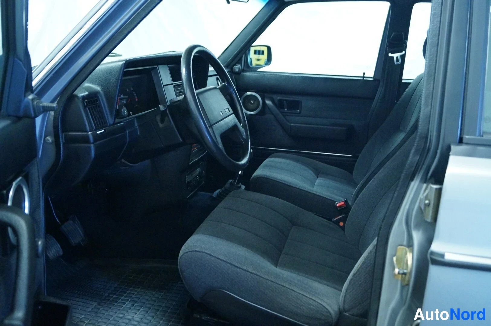 Harmaa Volvo 240 1989, ohjaamo, kuva 5