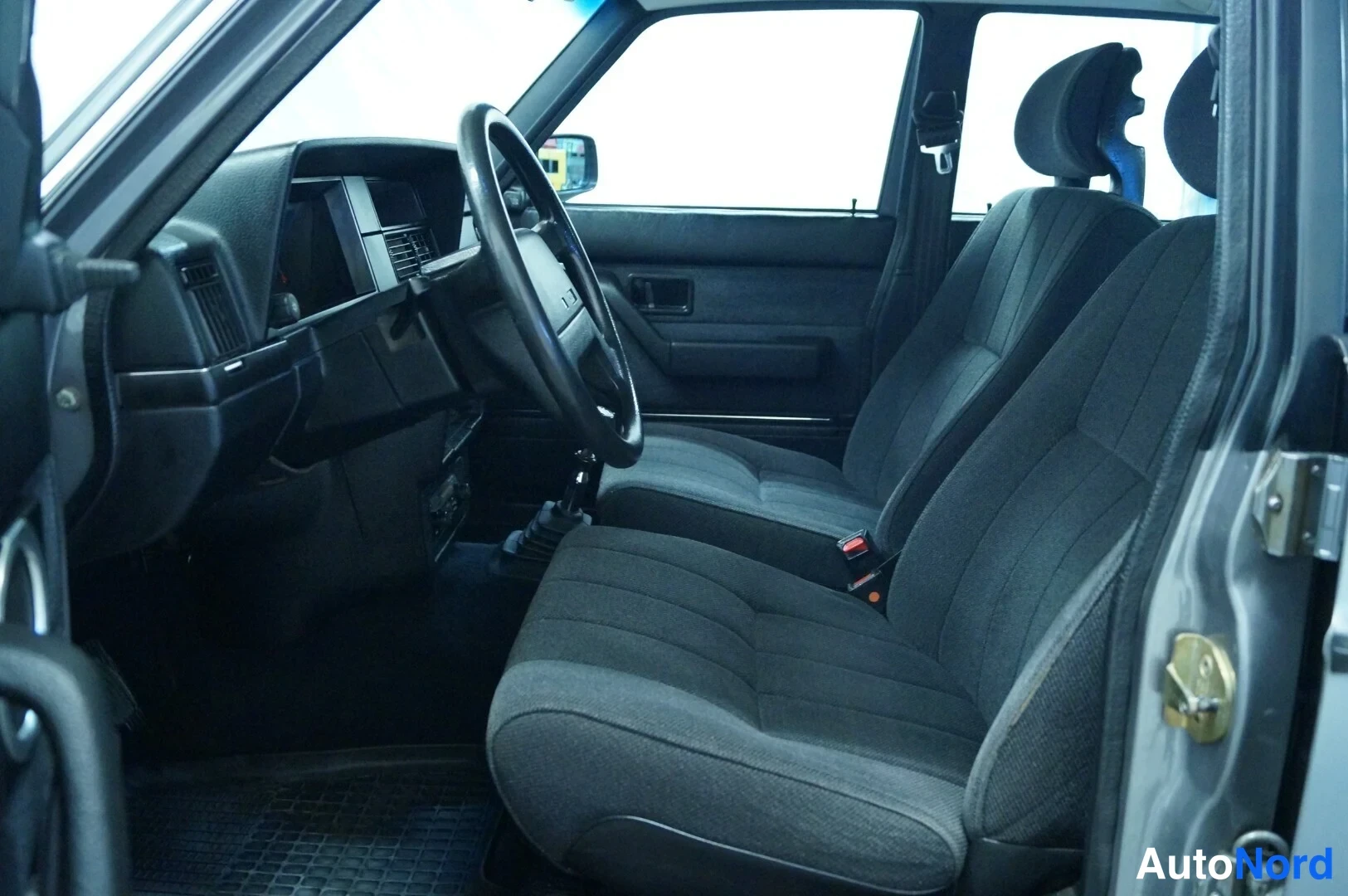 Harmaa Volvo 240 1989, ohjaamo, kuva 6