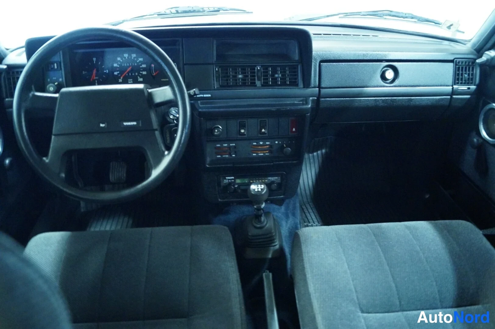 Harmaa Volvo 240 1989, ohjaamo, kuva 7