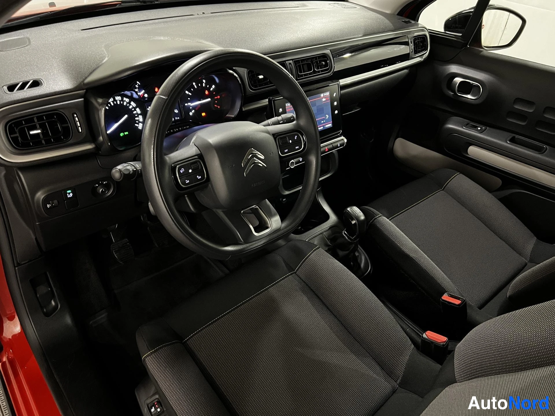 Punainen Citroen C3 2019, ohjaamo, kuva 9