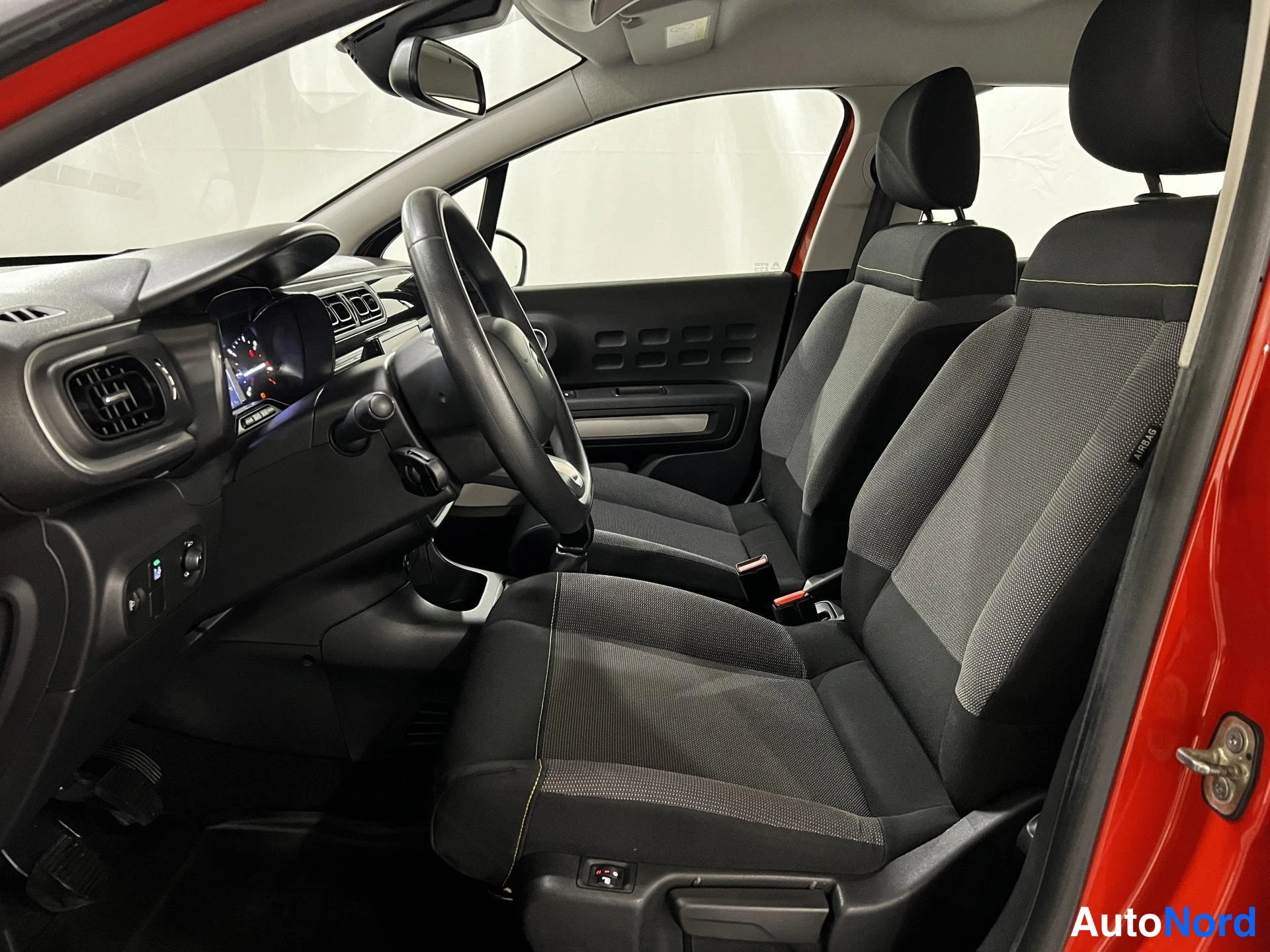 Punainen Citroen C3 2019, etuistuimet, kuva 11