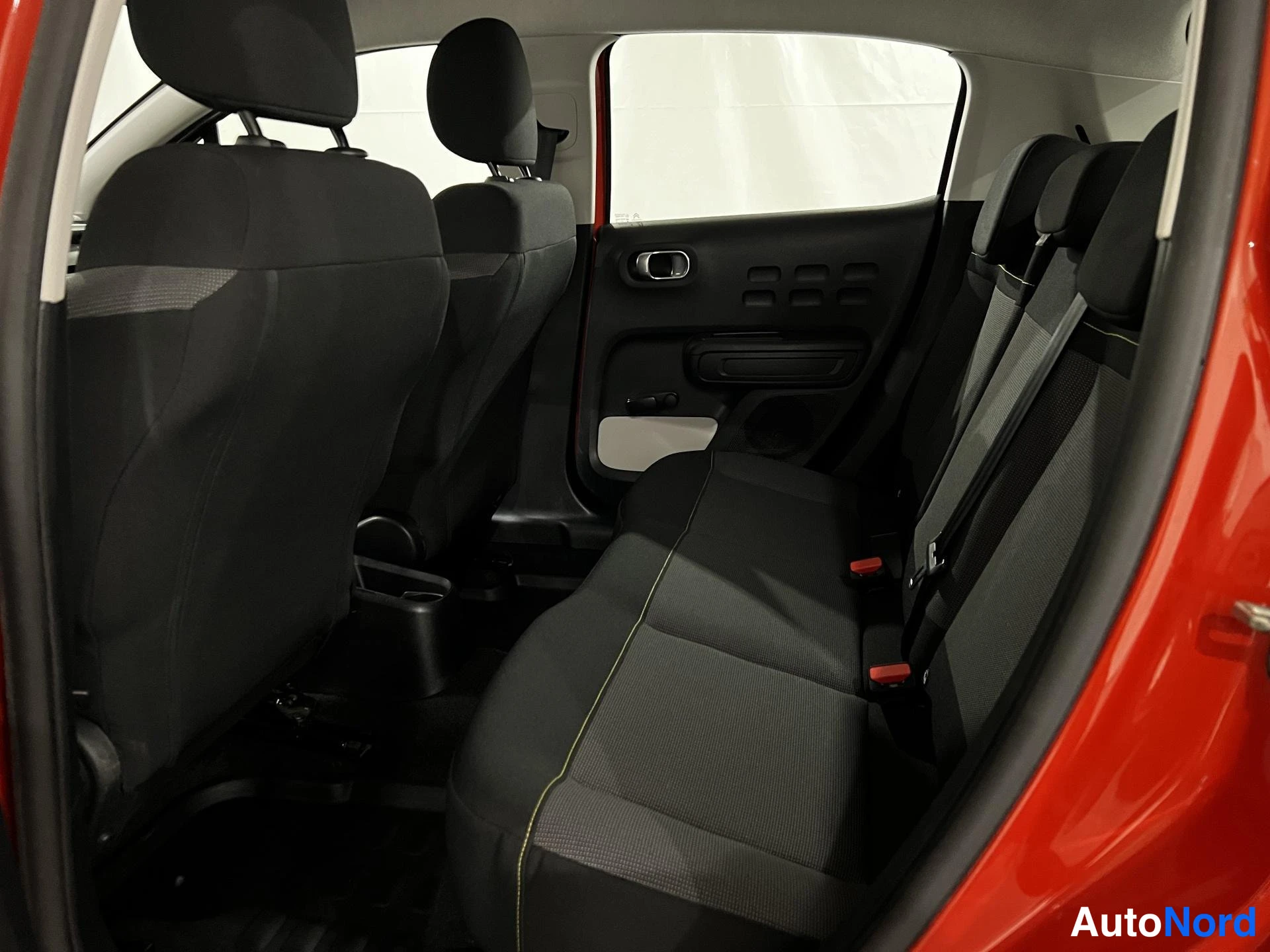 Punainen Citroen C3 2019, takaistuimet, kuva 12