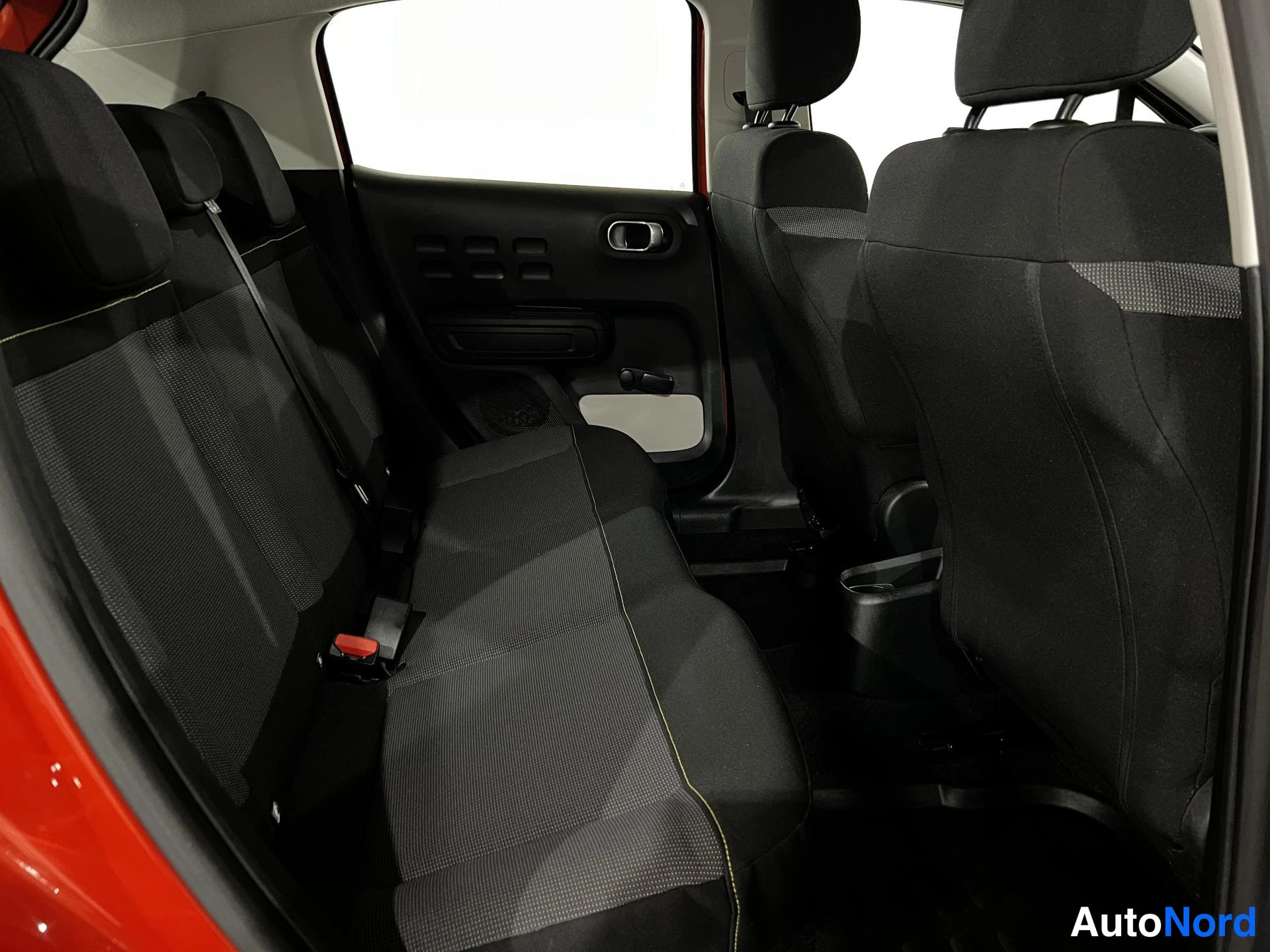Punainen Citroen C3 2019, takaistuimet, kuva 13