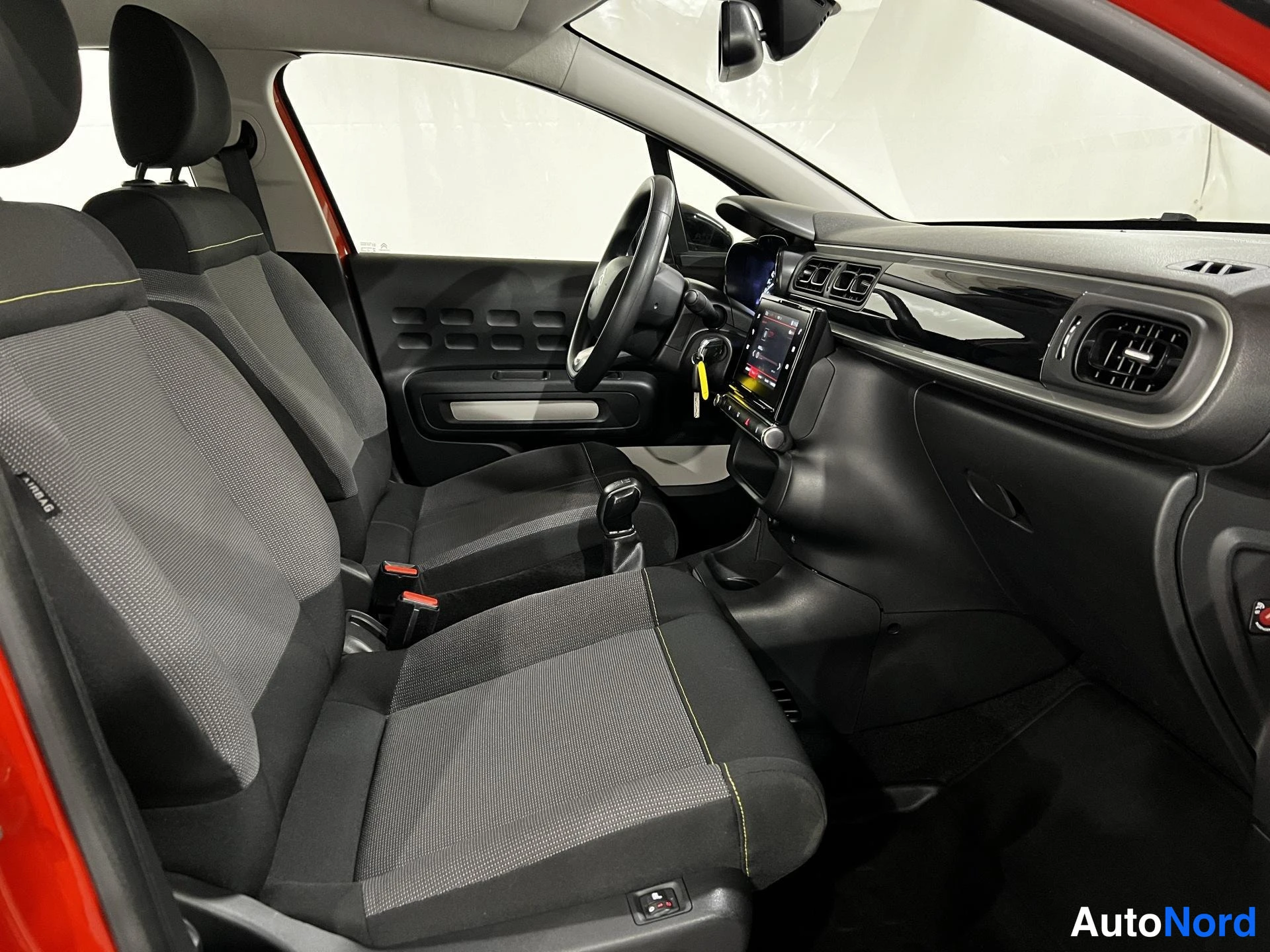 Punainen Citroen C3 2019, ohjaamo, kuva 10