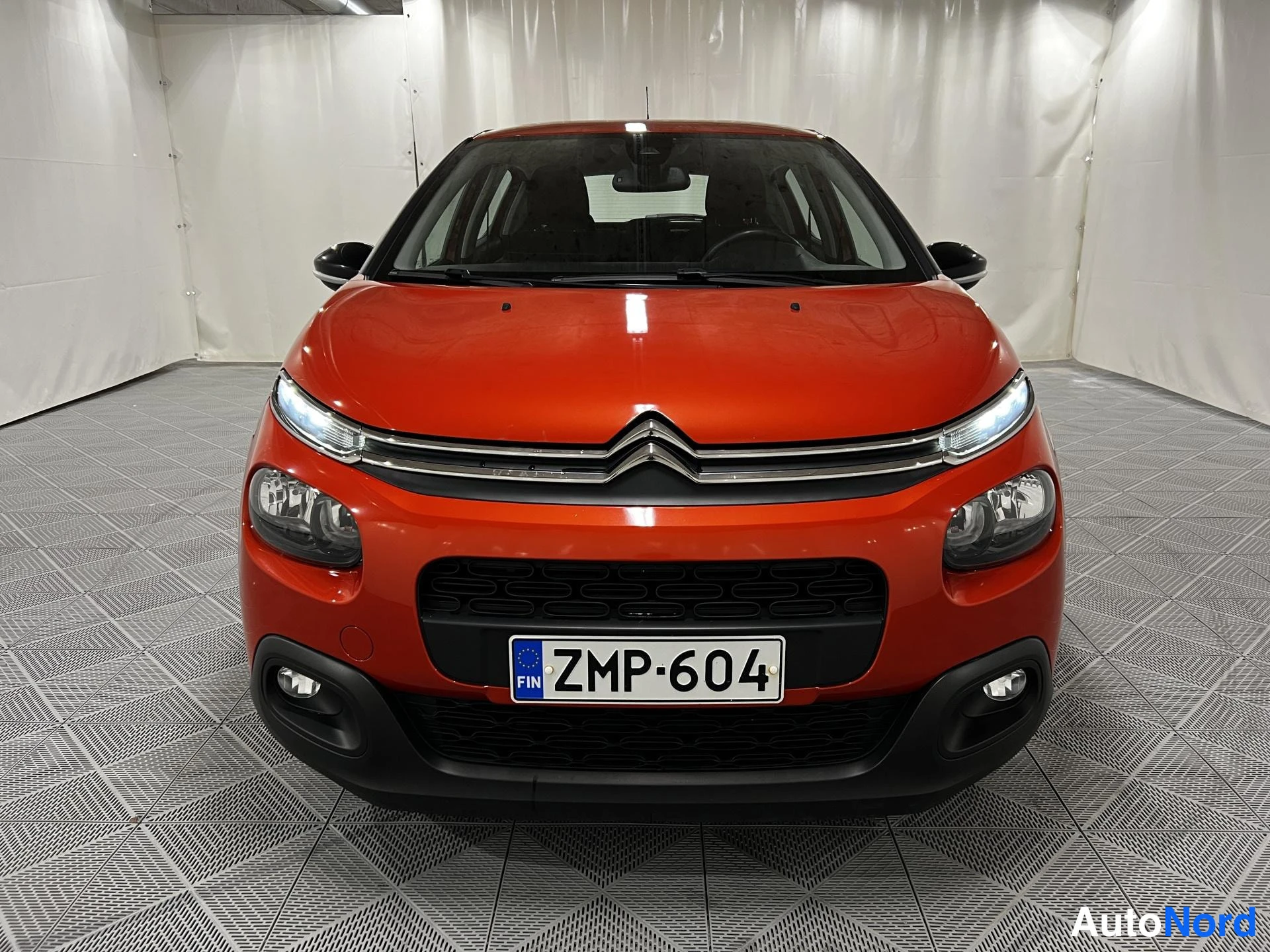 Punainen Citroen C3 2019, edestä, kuva 3