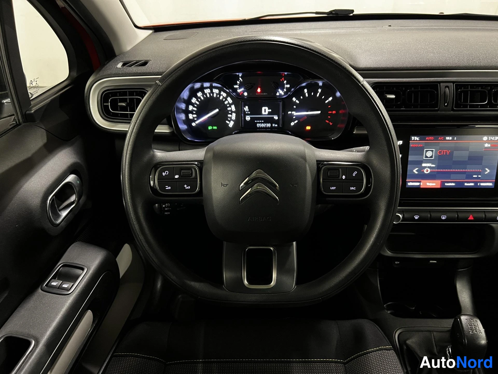 Punainen Citroen C3 2019, ohjaamo, kuva 7