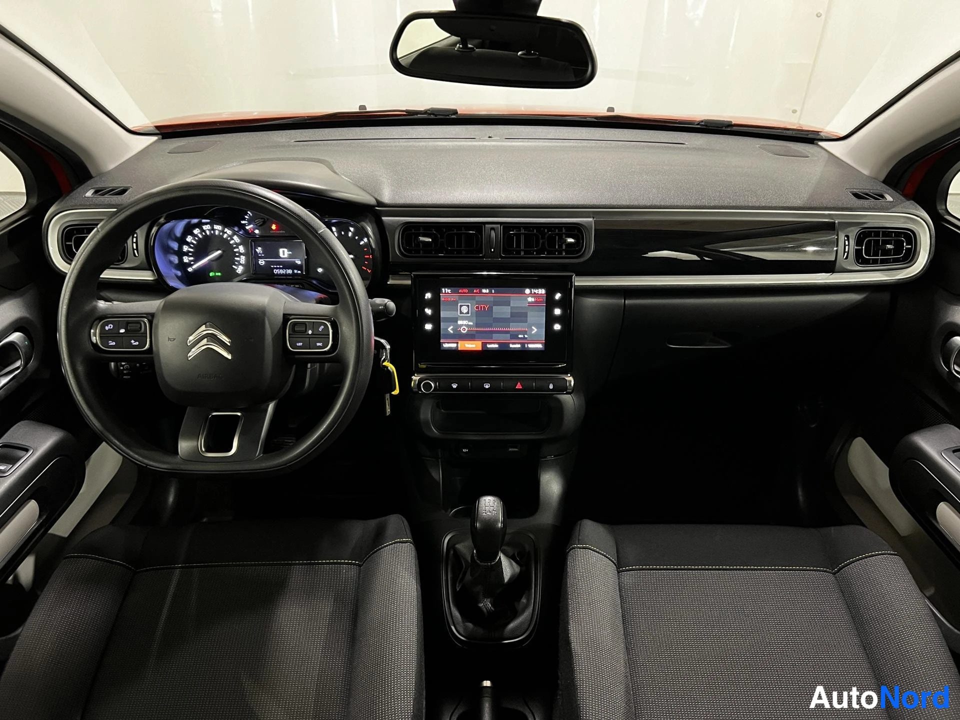 Punainen Citroen C3 2019, ohjaamo, kuva 8