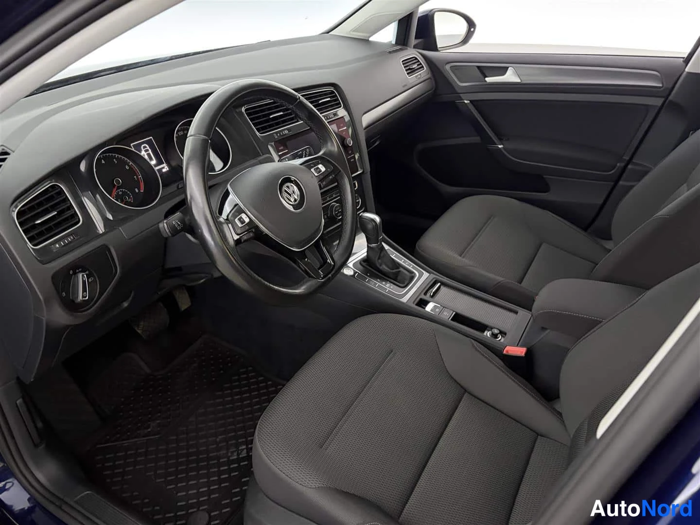 Blue Volkswagen Golf 2017, photo 17