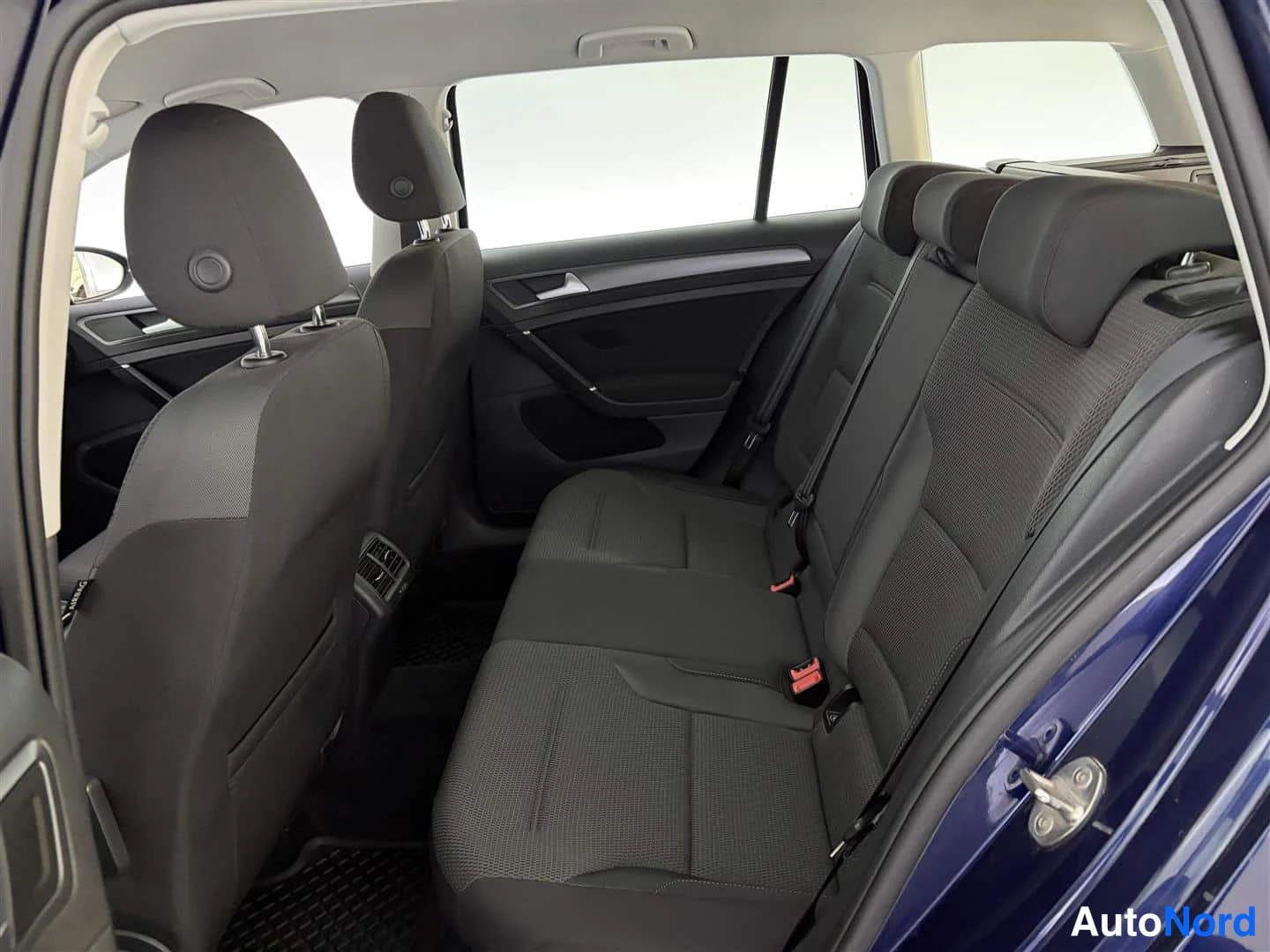 Blue Volkswagen Golf 2017, photo 18