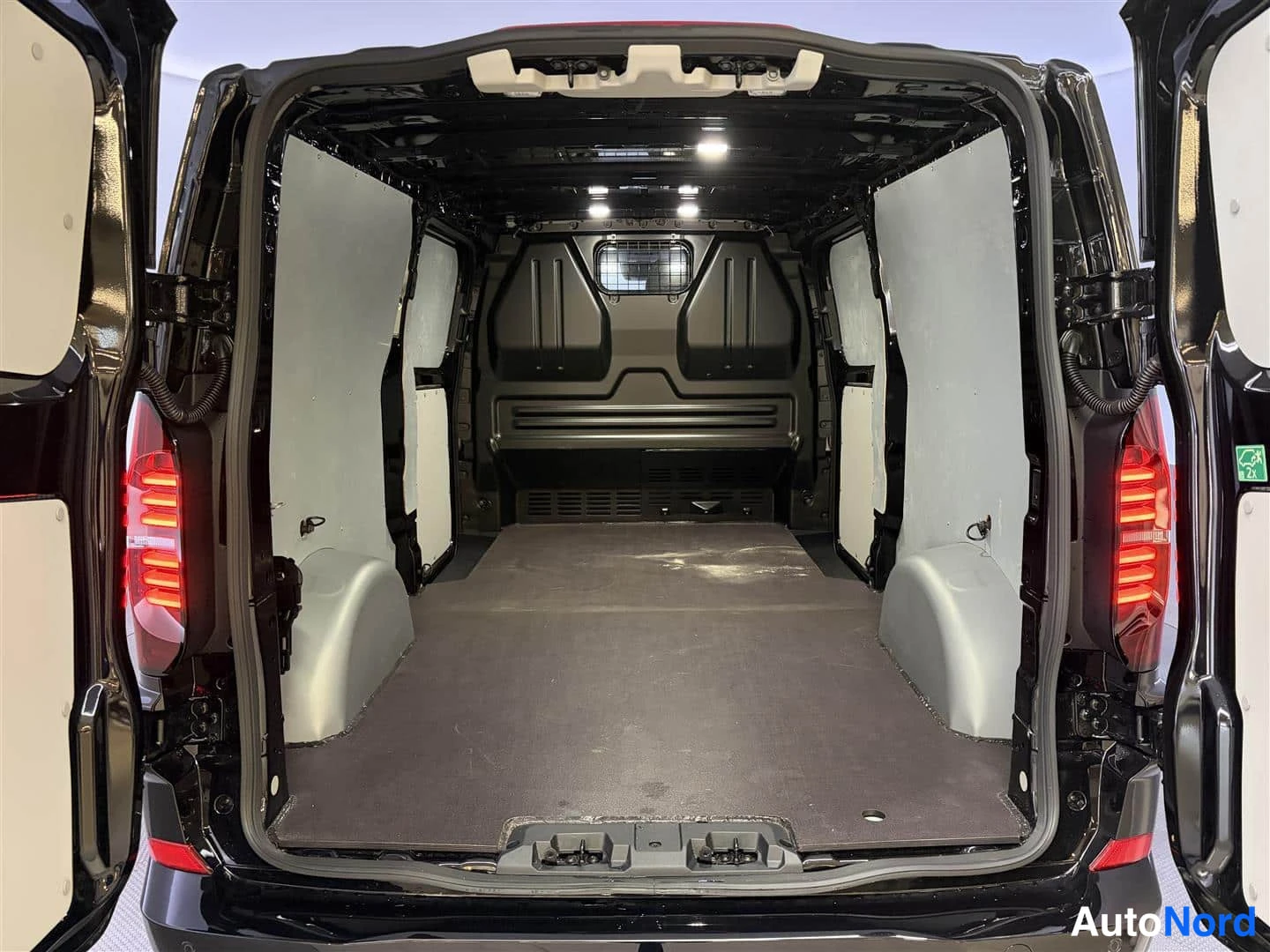 Musta Volkswagen Transporter 2026, kuva 15