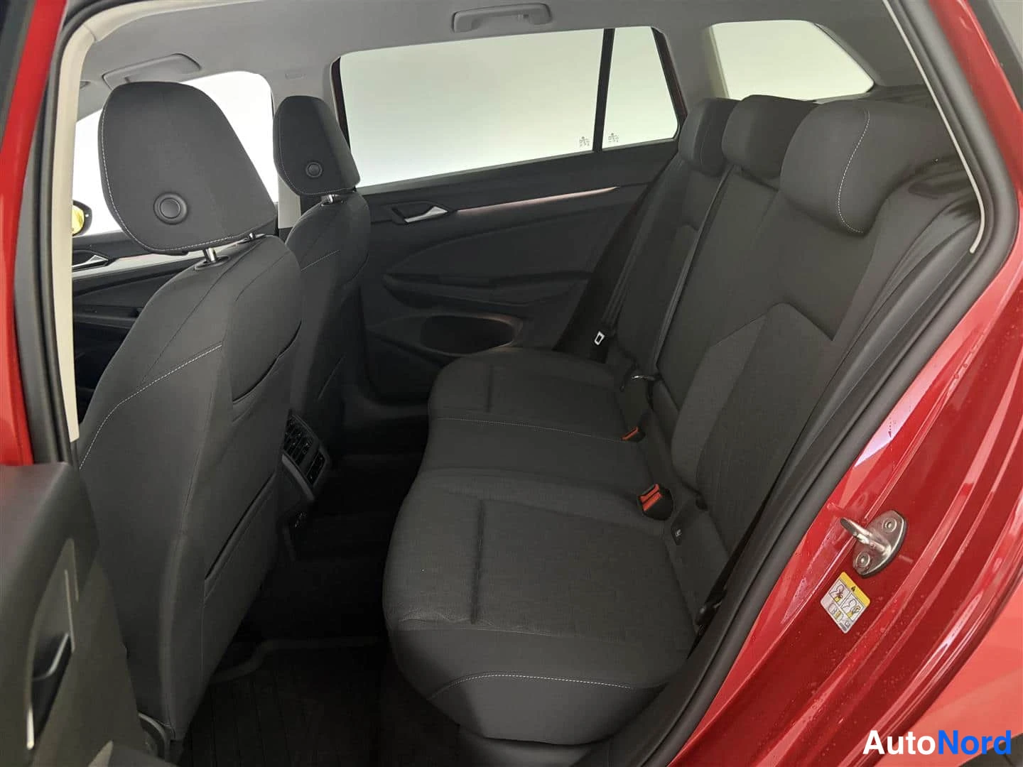 Punainen Volkswagen Golf 2026, kuva 17