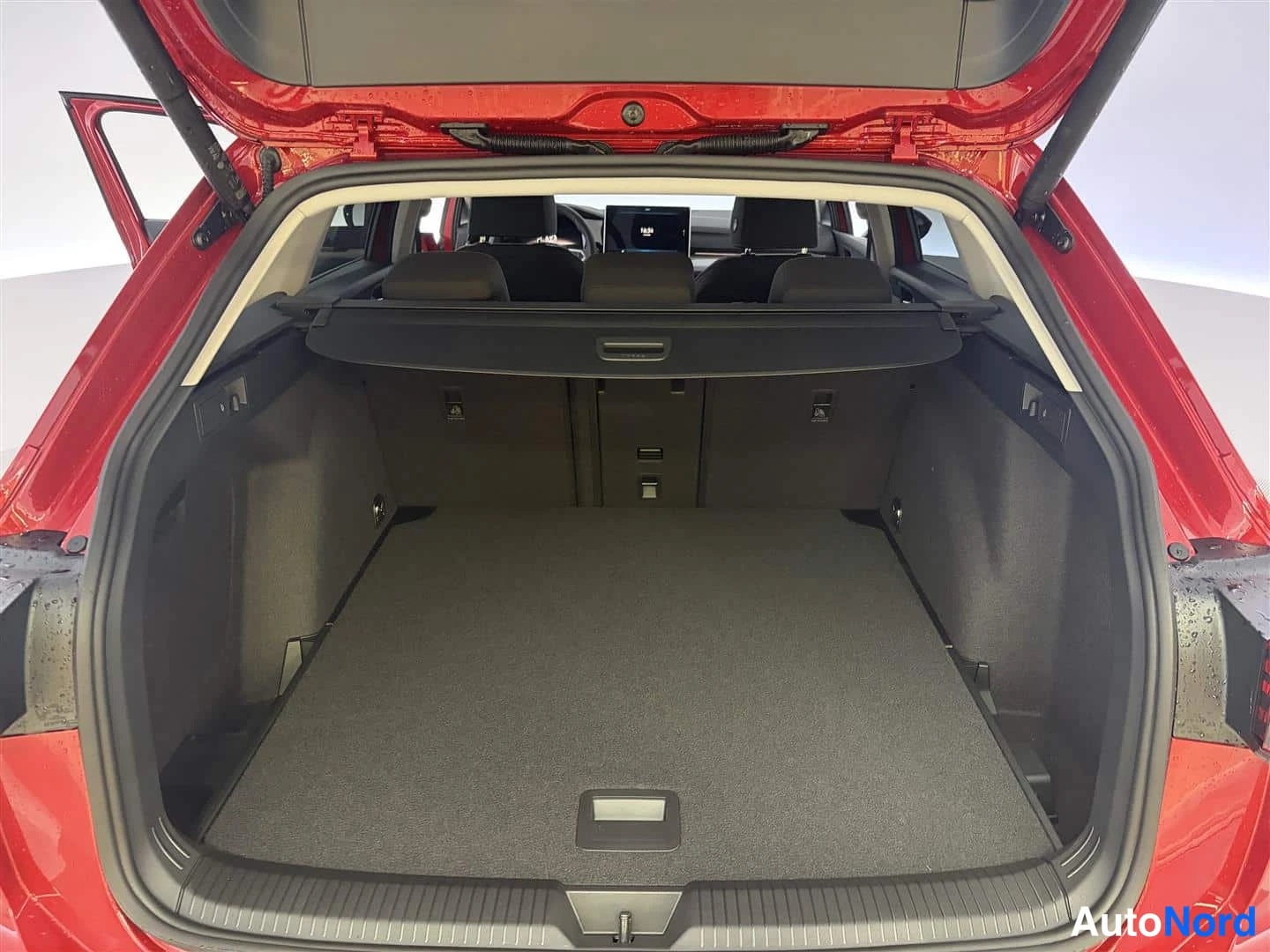 Punainen Volkswagen Golf 2026, kuva 18