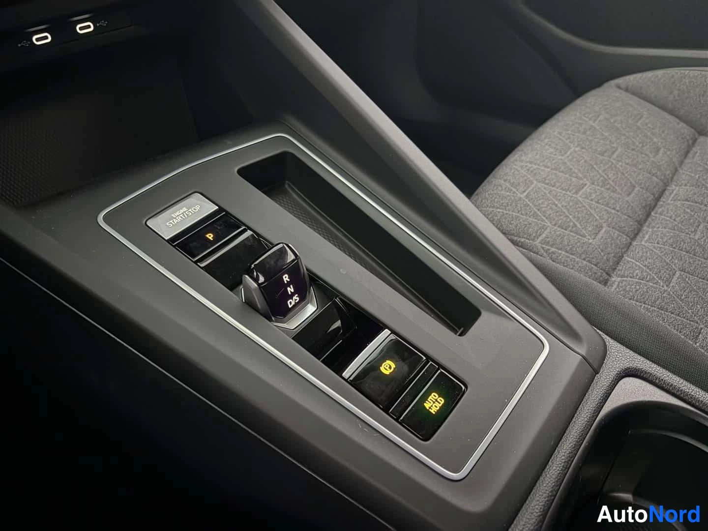 Punainen Volkswagen Golf 2026, kuva 25