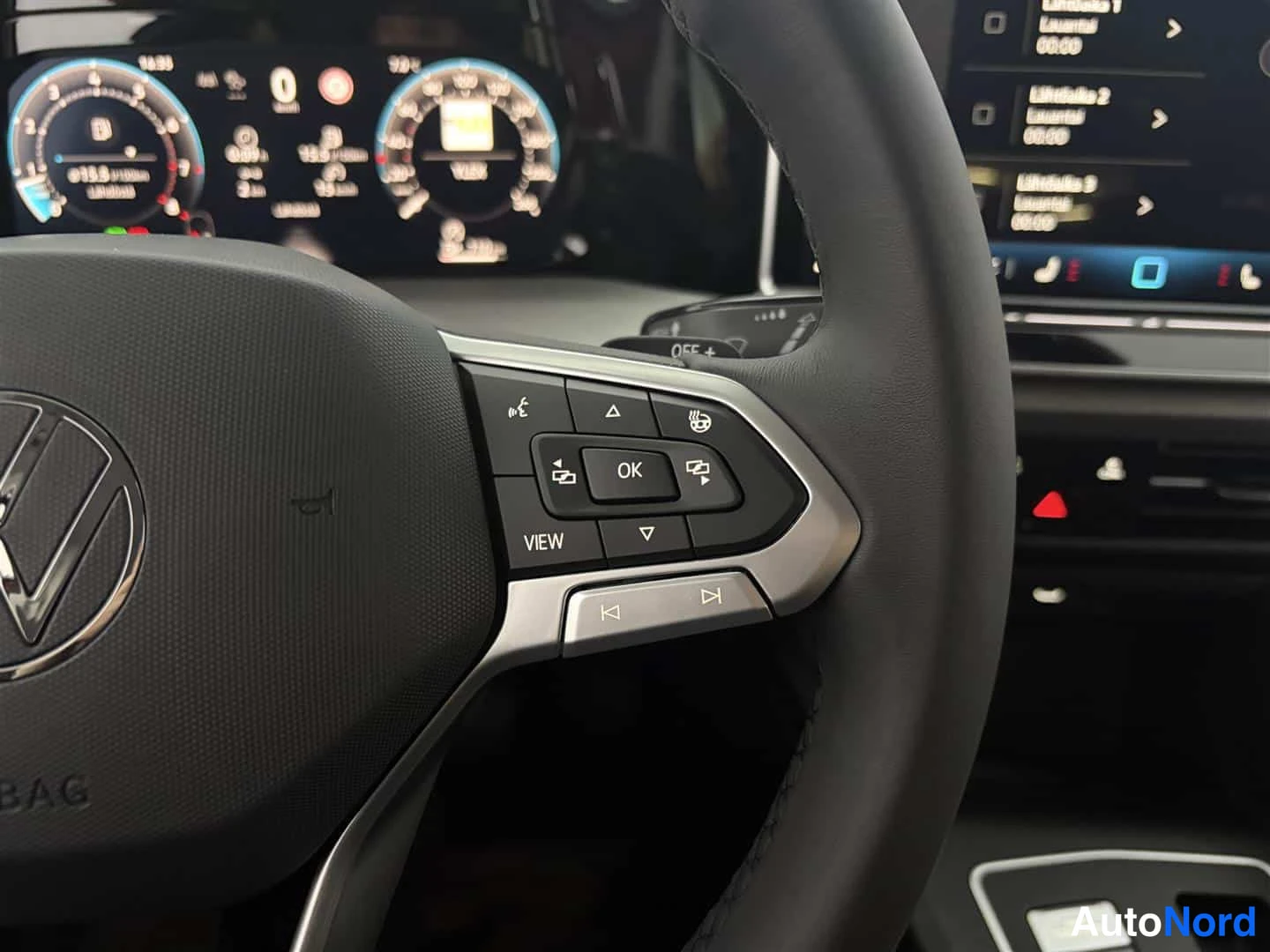 Punainen Volkswagen Golf 2026, kuva 28