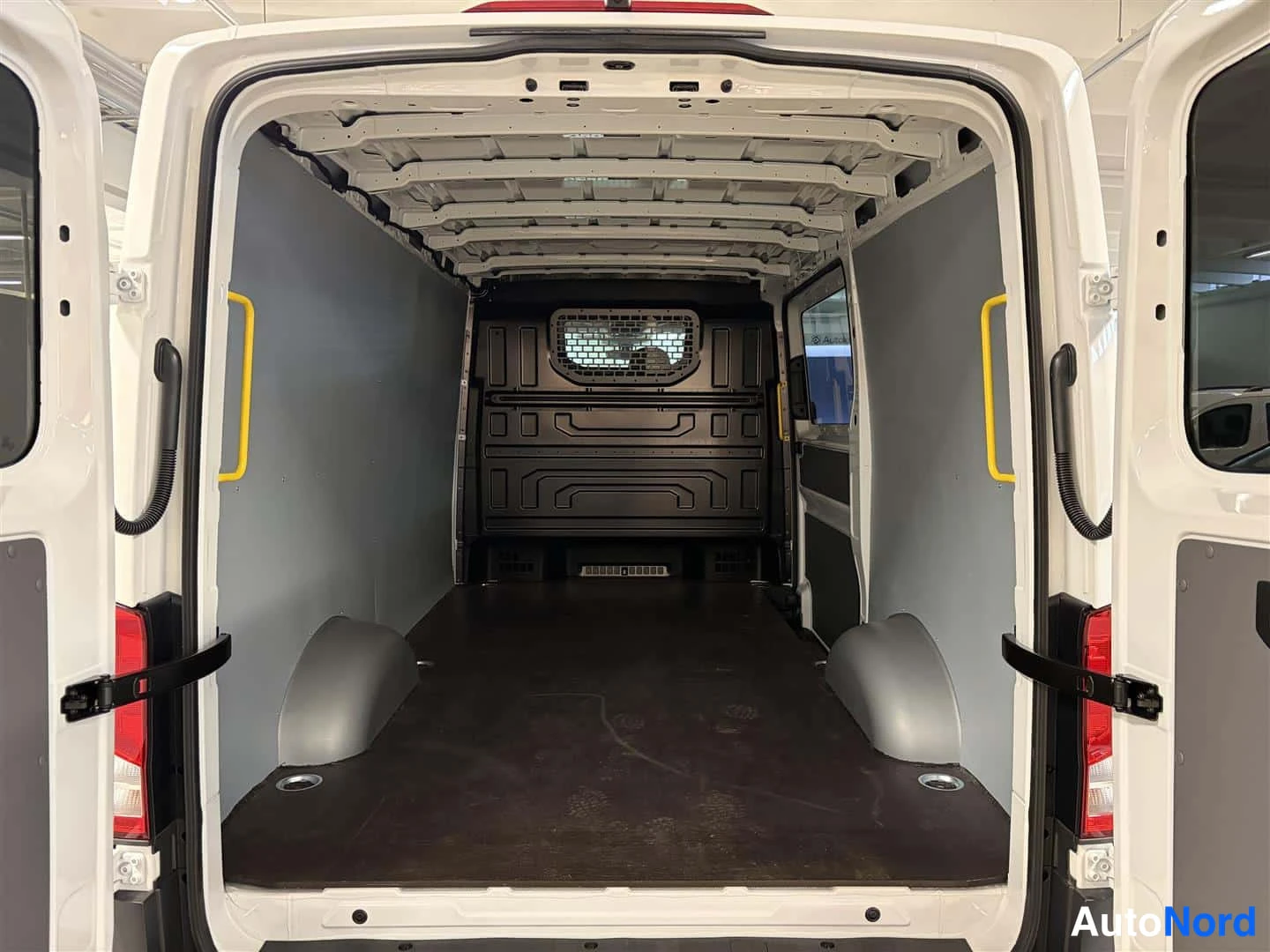 Valkoinen Volkswagen Crafter 2026, kuva 9