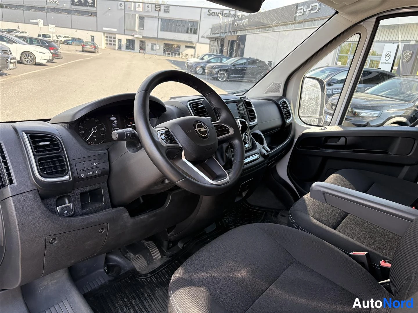 Valkoinen Opel Movano 2025, kuva 11