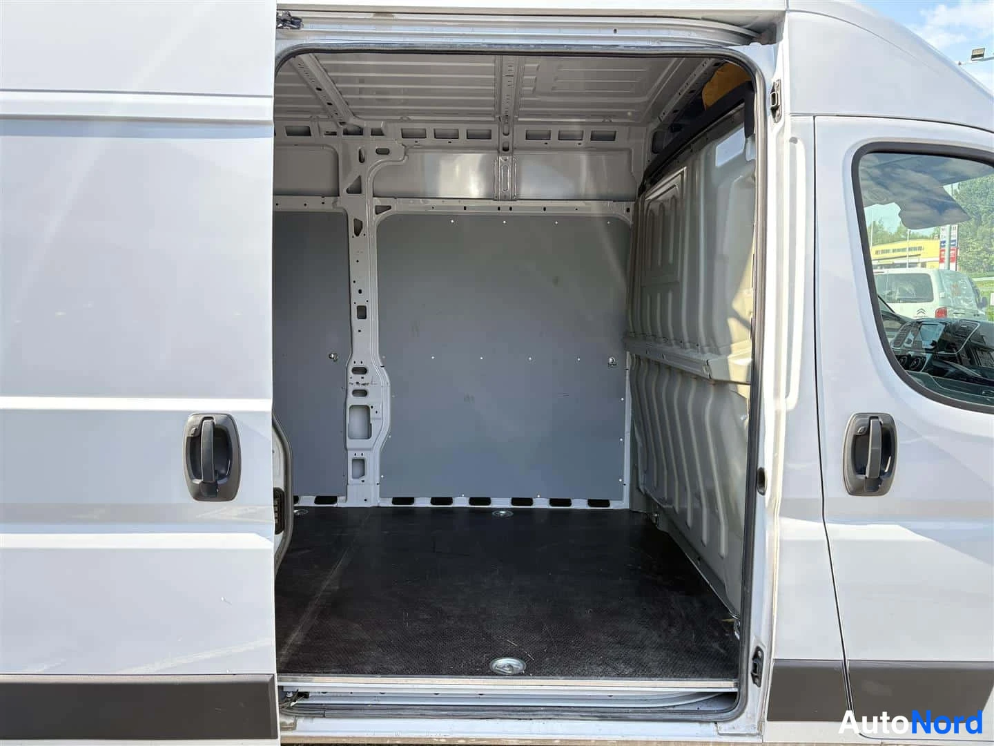 Valkoinen Opel Movano 2025, kuva 9