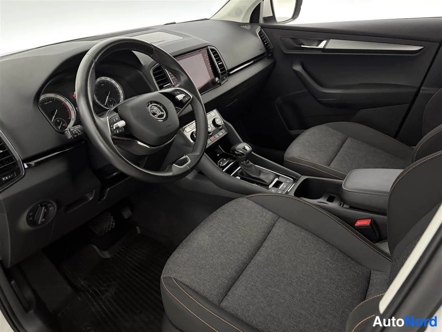 Valkoinen Skoda Karoq 2021, kuva 17