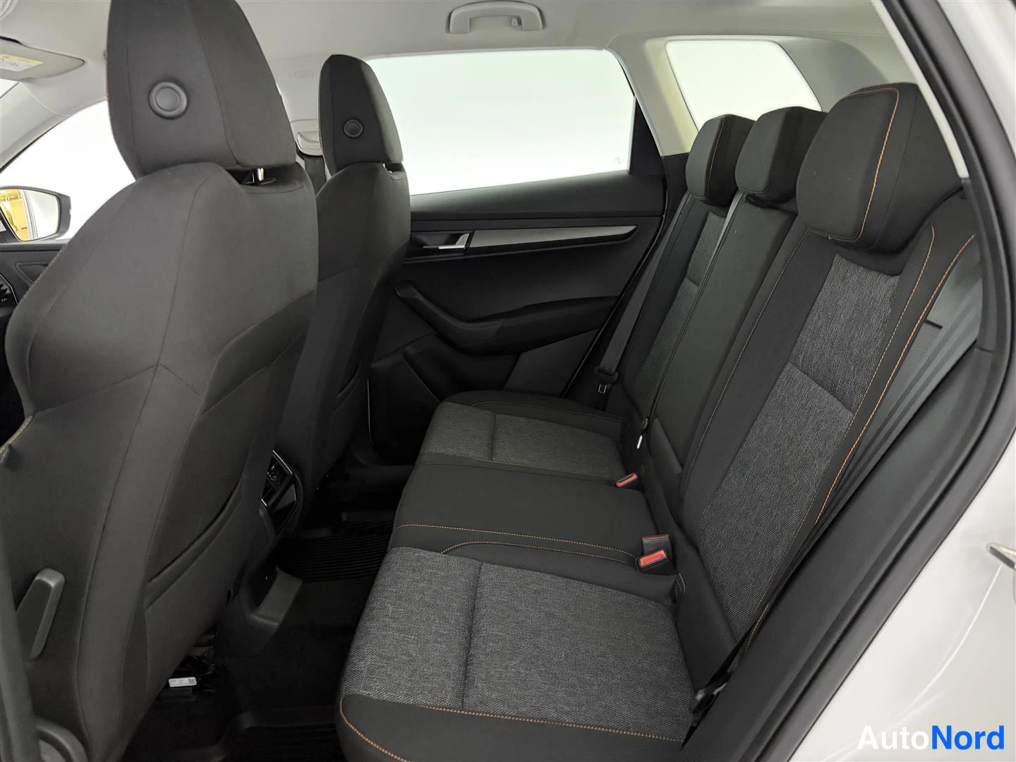 Valkoinen Skoda Karoq 2021, kuva 18