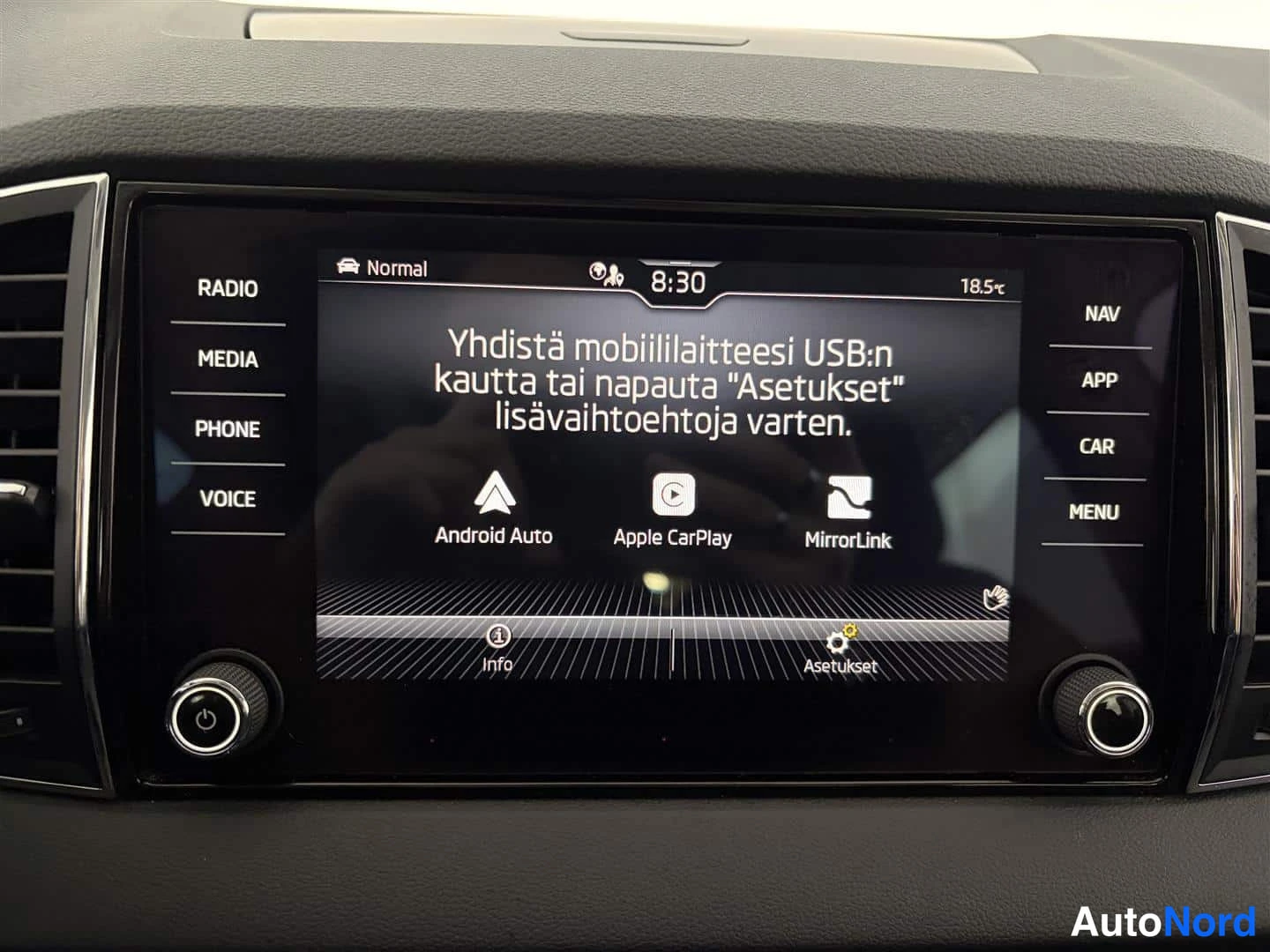Valkoinen Skoda Karoq 2021, kuva 25
