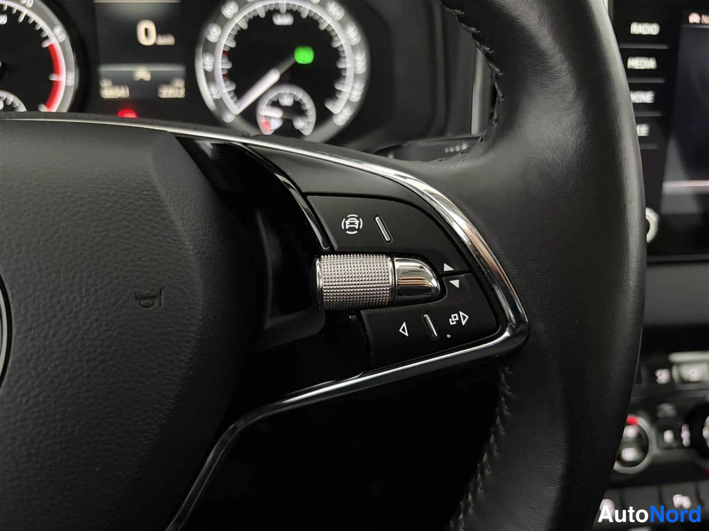 Valkoinen Skoda Karoq 2021, kuva 30