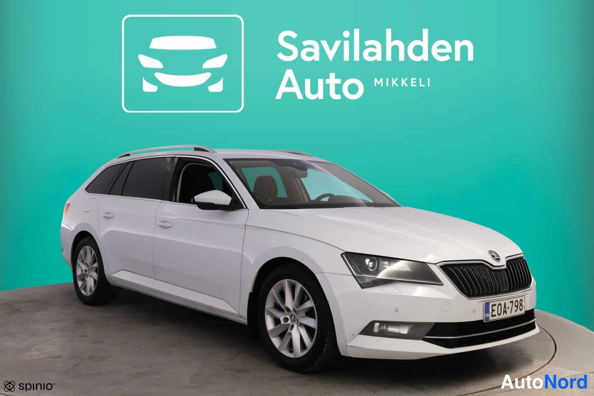 Valkoinen Skoda Superb 2015, kuva 11