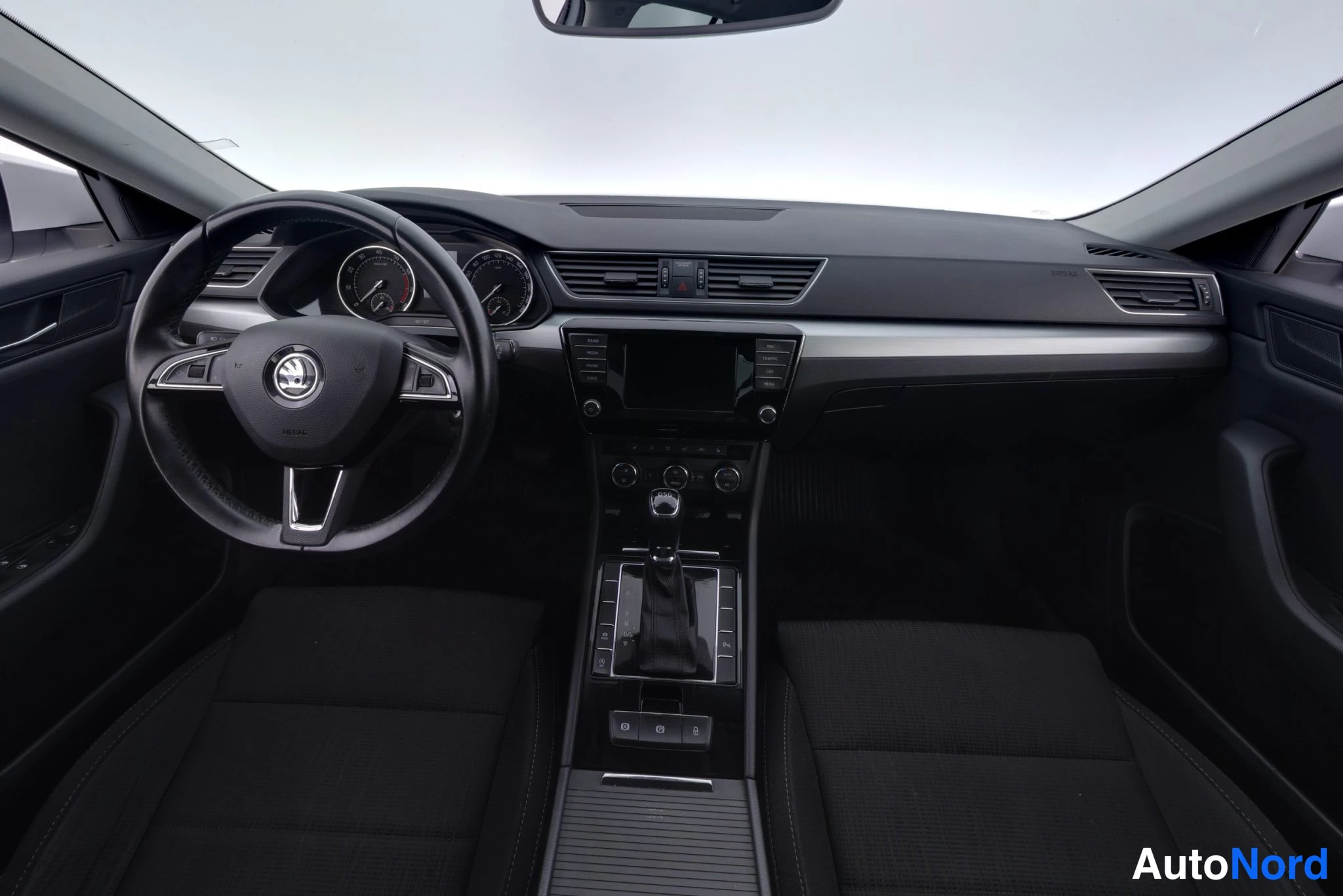 Valkoinen Skoda Superb 2015, kuva 13
