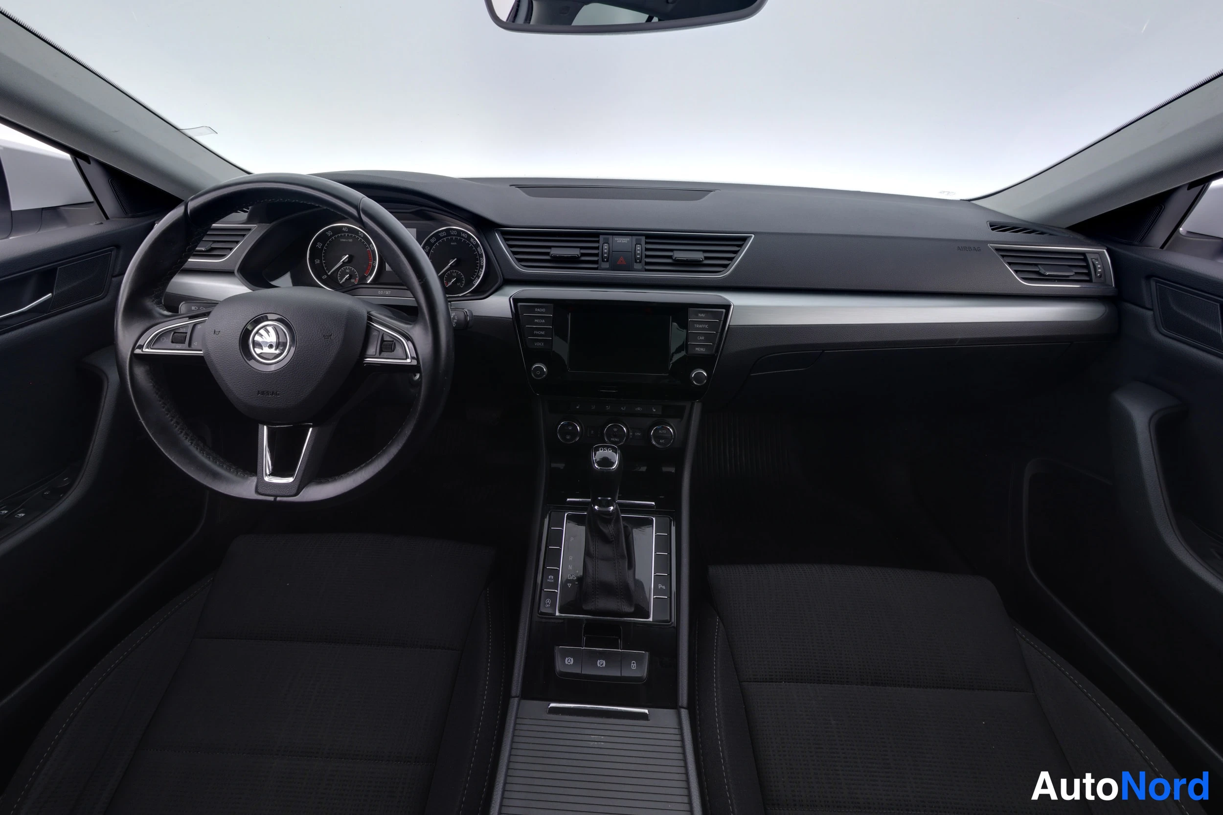 Valkoinen Skoda Superb 2015, kuva 14