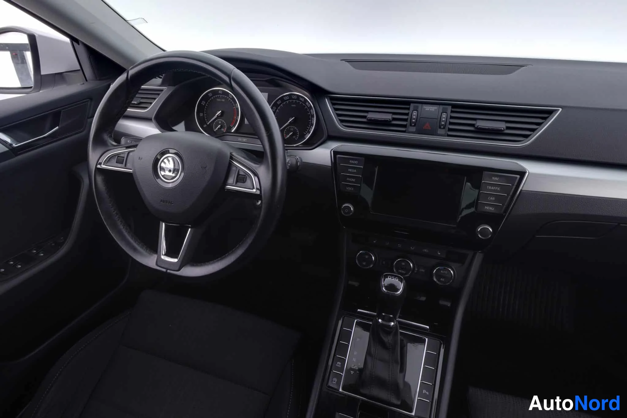 Valkoinen Skoda Superb 2015, kuva 15
