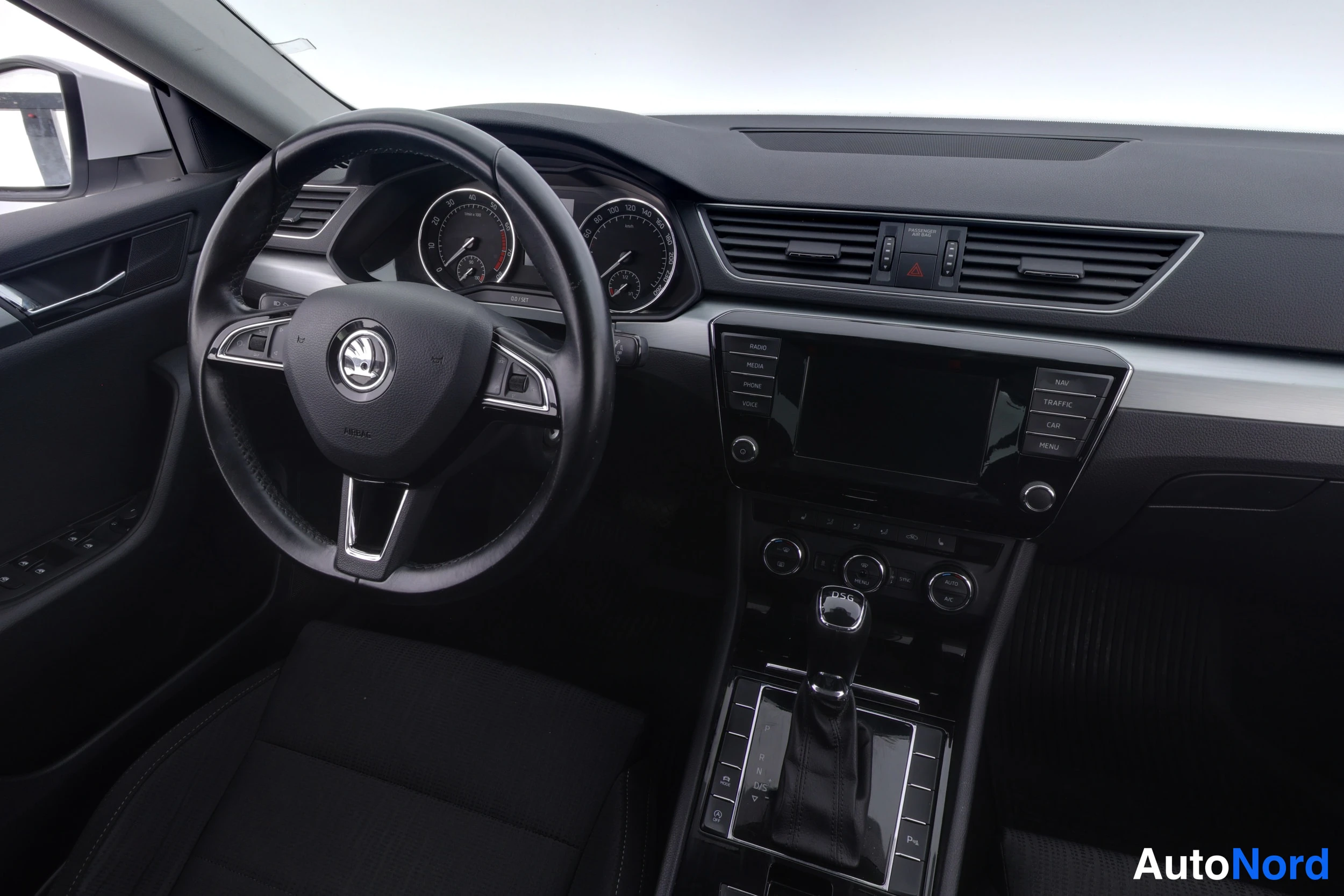 Valkoinen Skoda Superb 2015, kuva 16