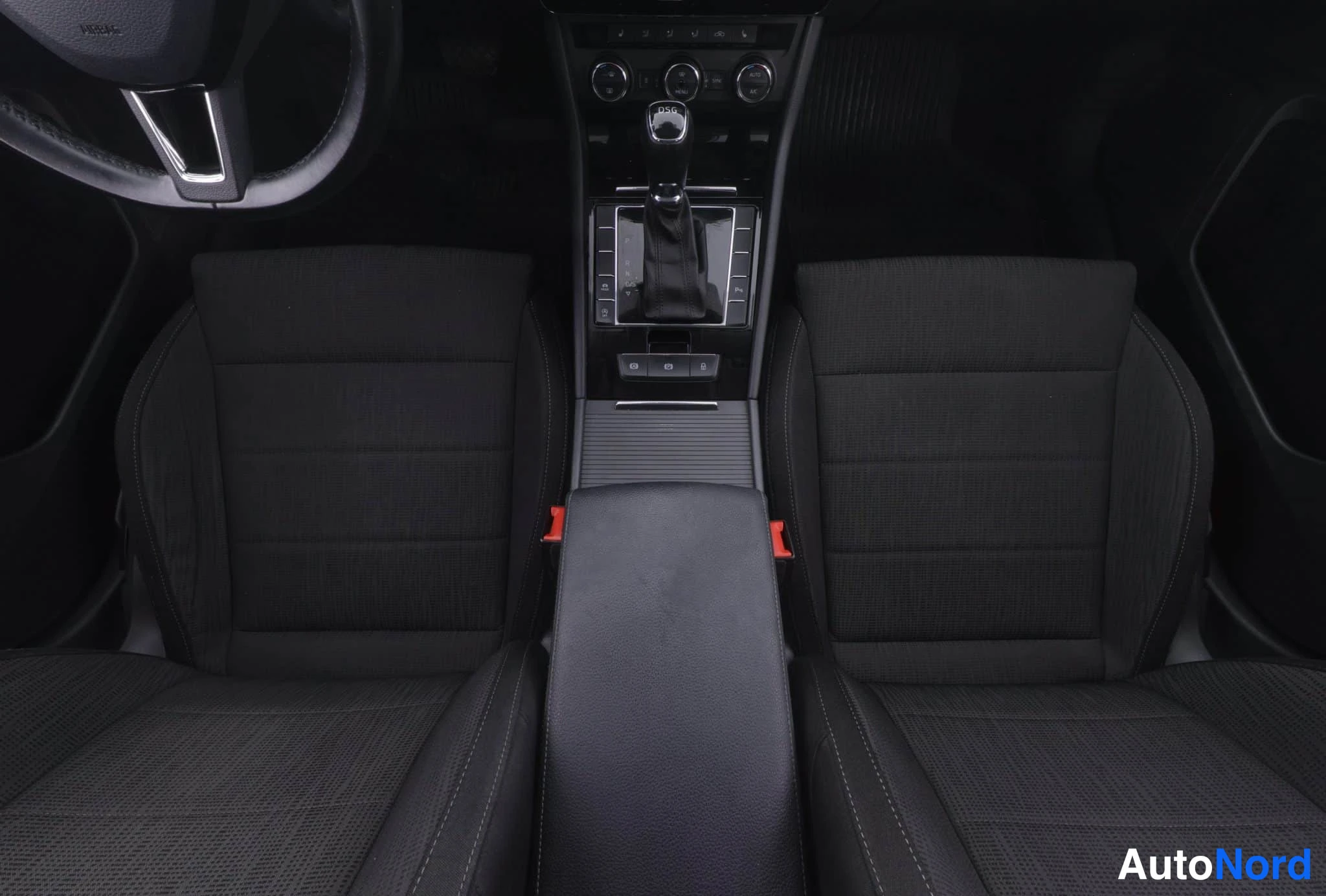 Valkoinen Skoda Superb 2015, kuva 17