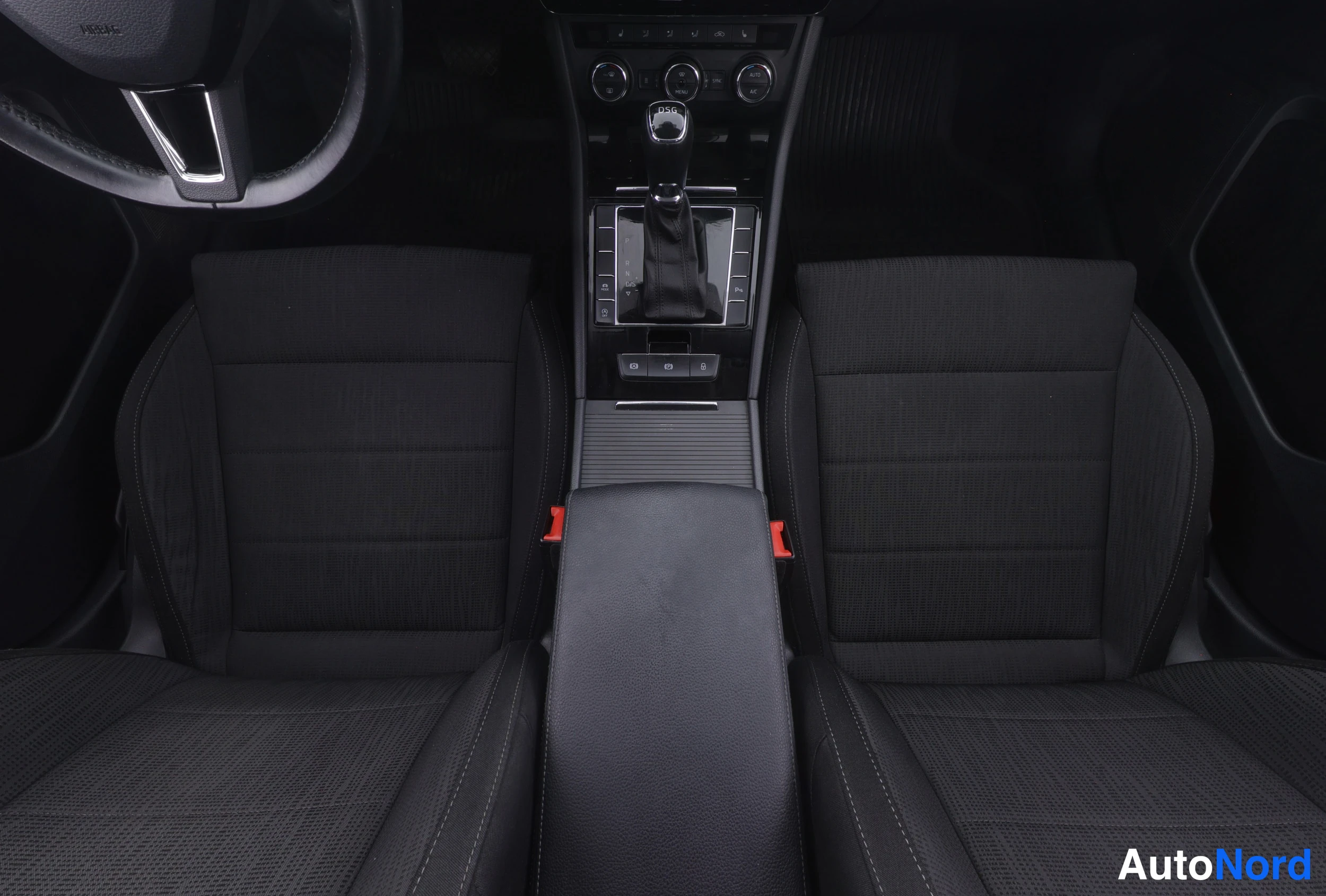 Valkoinen Skoda Superb 2015, kuva 18