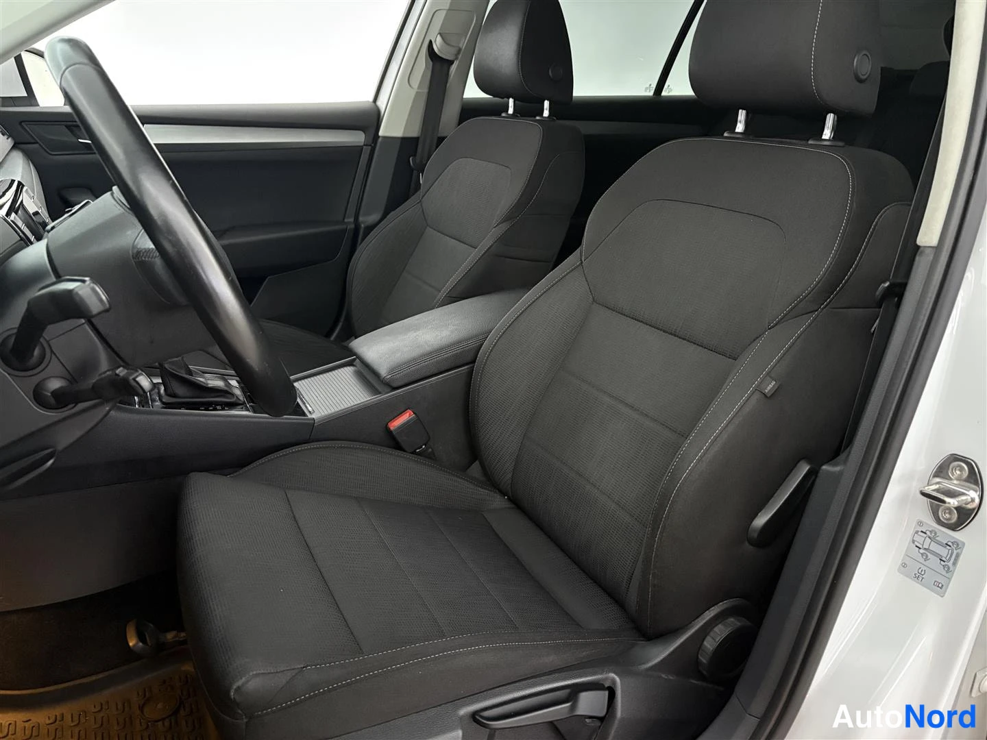Valkoinen Skoda Superb 2015, kuva 19
