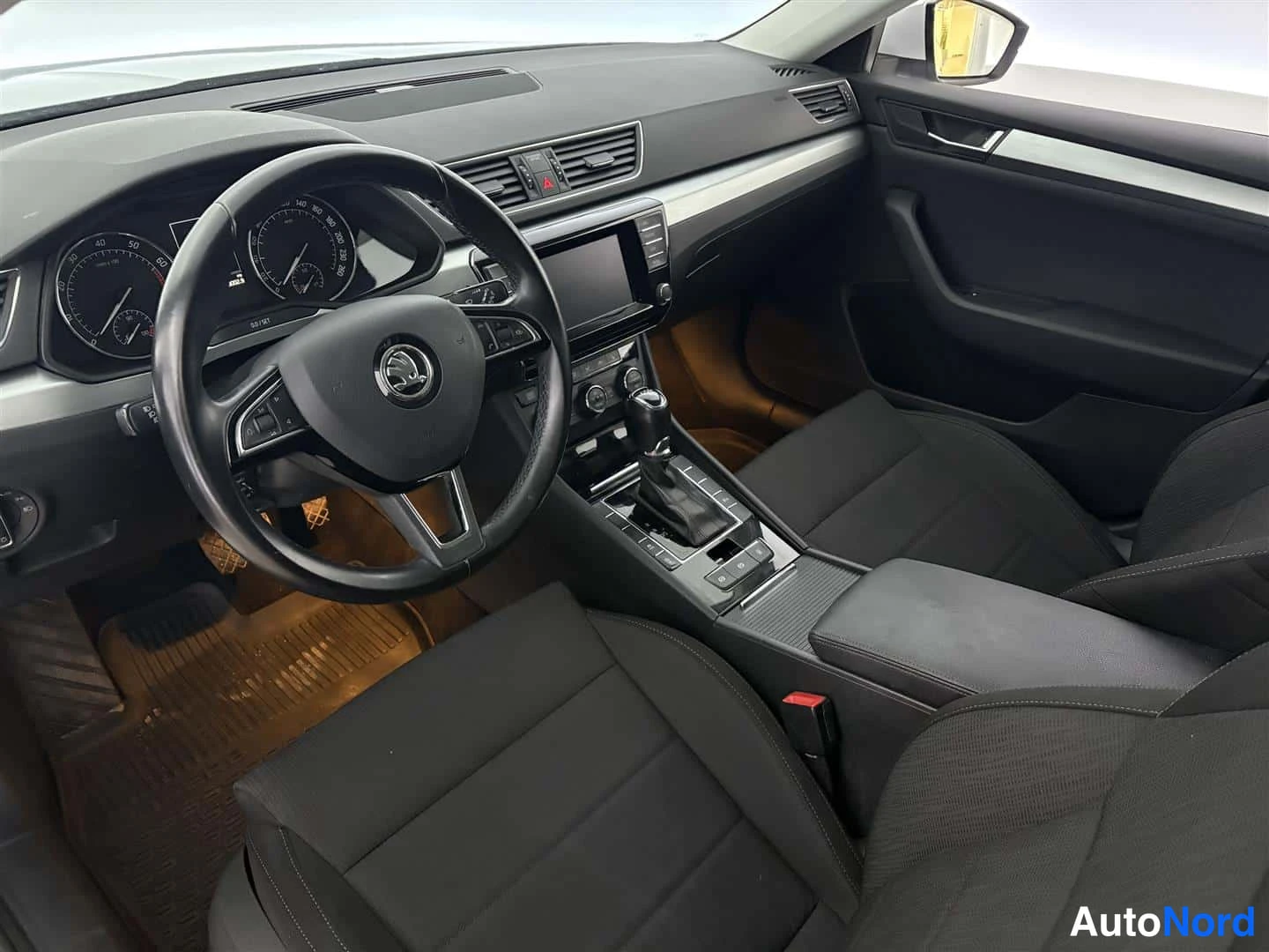 Valkoinen Skoda Superb 2015, kuva 20
