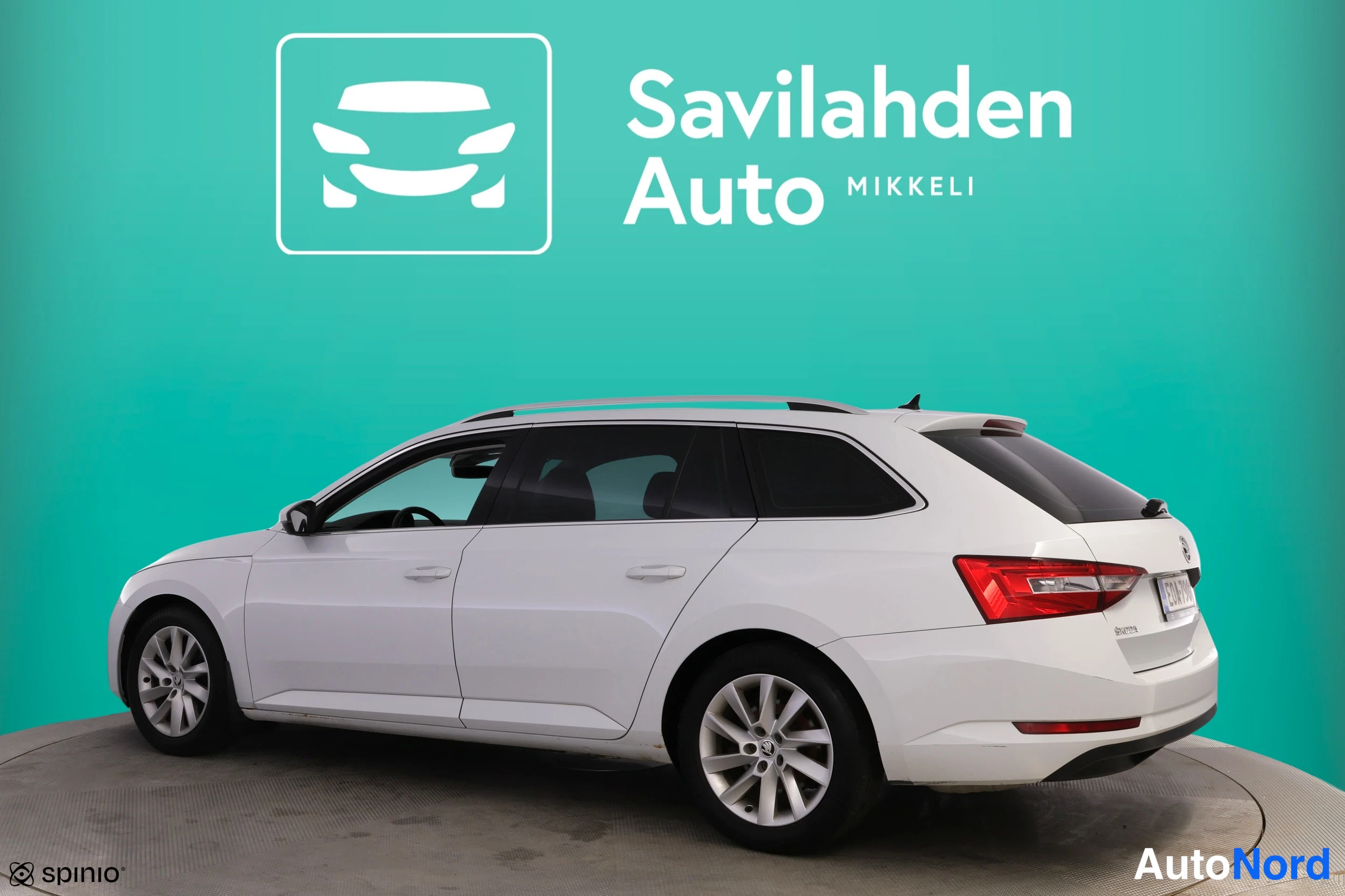 Valkoinen Skoda Superb 2015, kuva 3