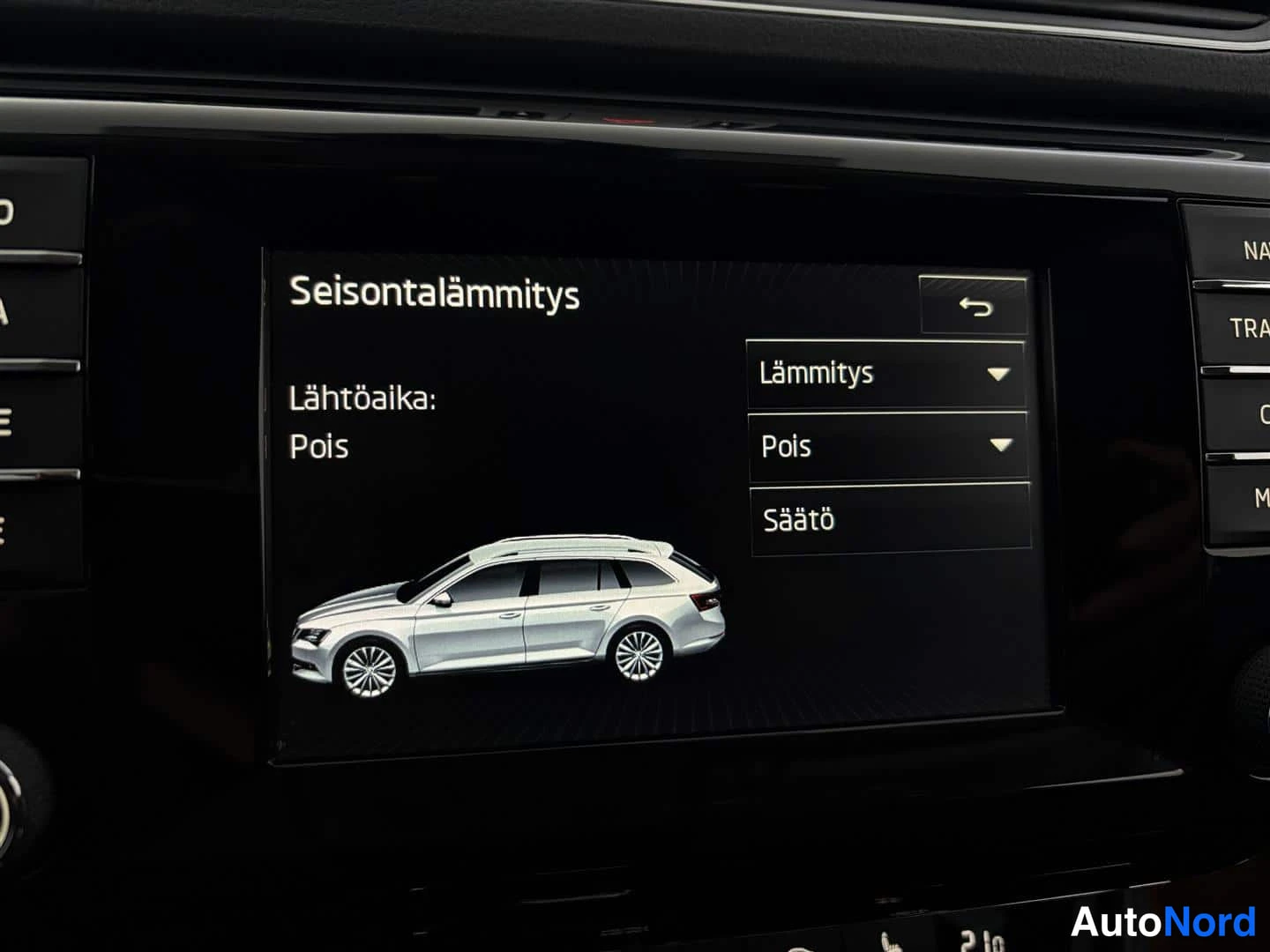 Valkoinen Skoda Superb 2015, kuva 23
