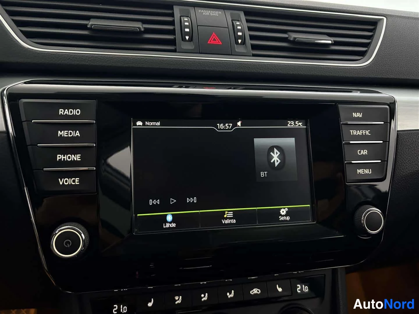 Valkoinen Skoda Superb 2015, kuva 25